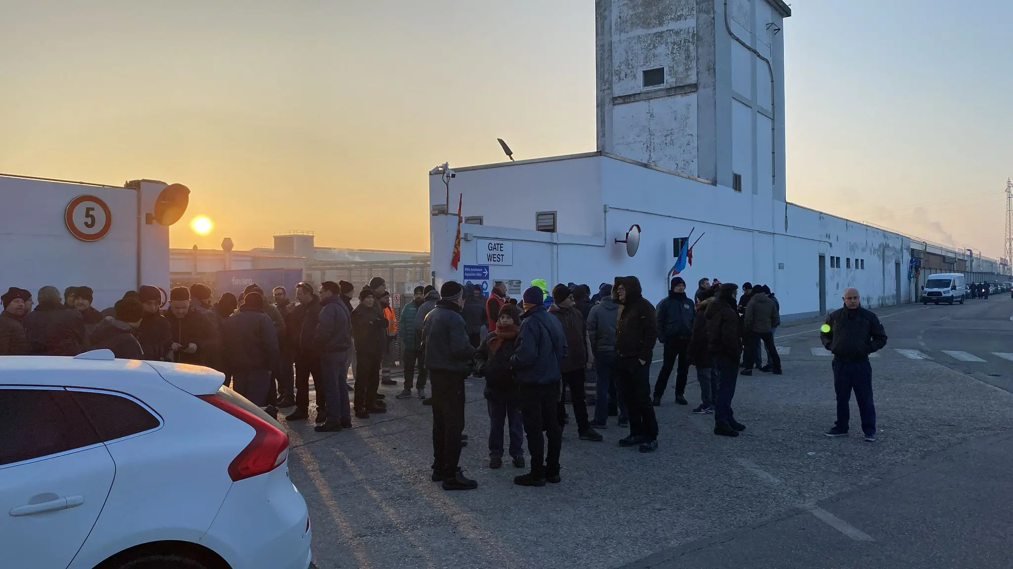 <p>Lavoratori in sciopero e presidio ai cancelli della Berco di Copparo (Ferrara)</p>\\n