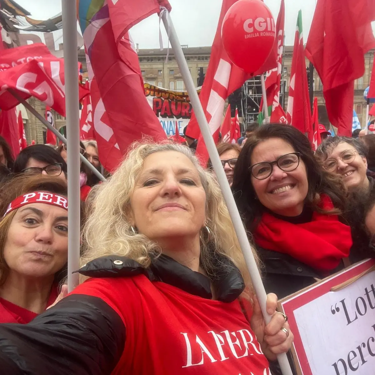 “No ammortizzatori....no party”: domattina, 6 febbraio, lavoratrici La Perla davanti all’azienda di Bologna