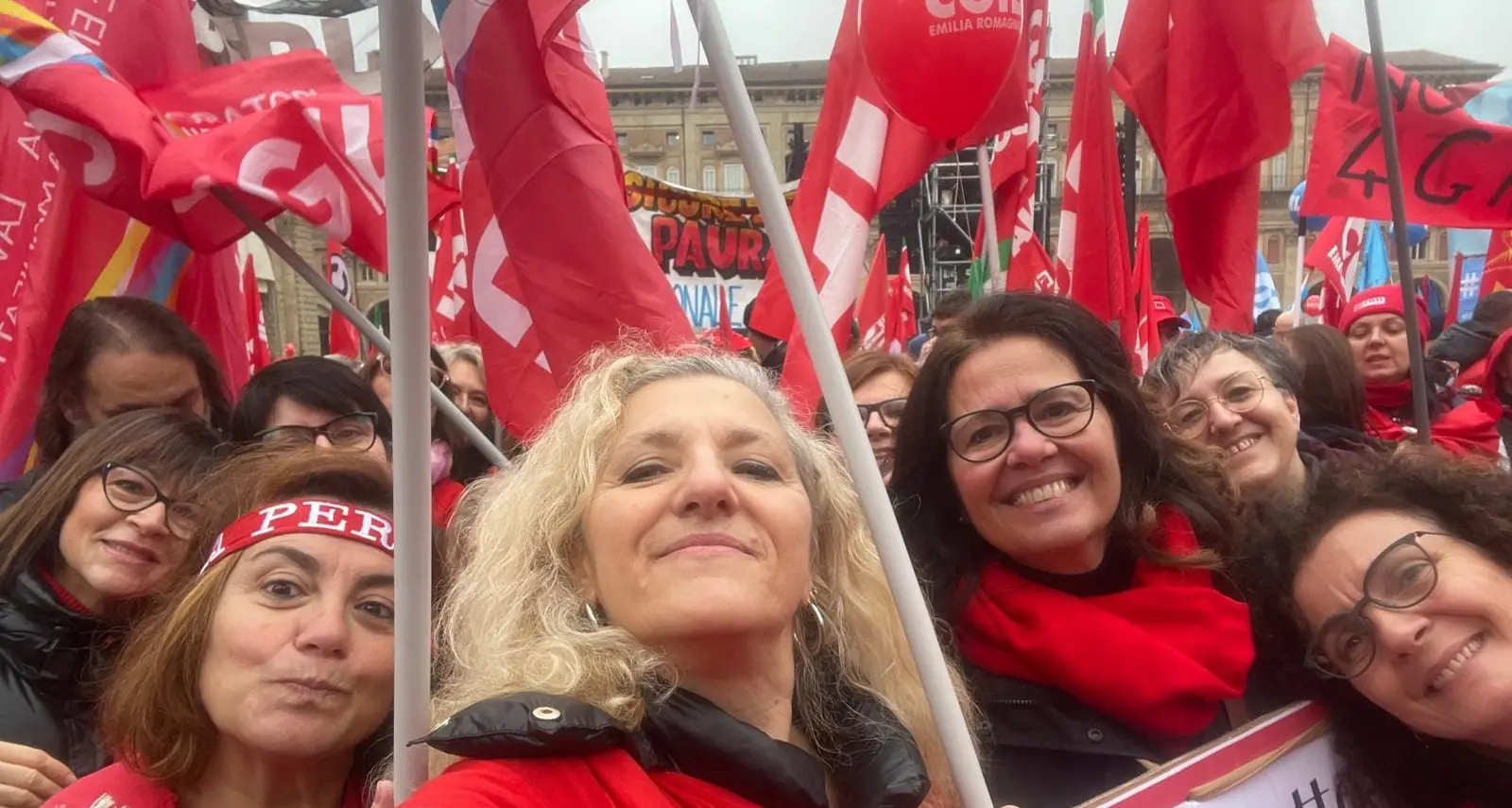 “No ammortizzatori....no party”: domattina, 6 febbraio, lavoratrici La Perla davanti all’azienda di Bologna