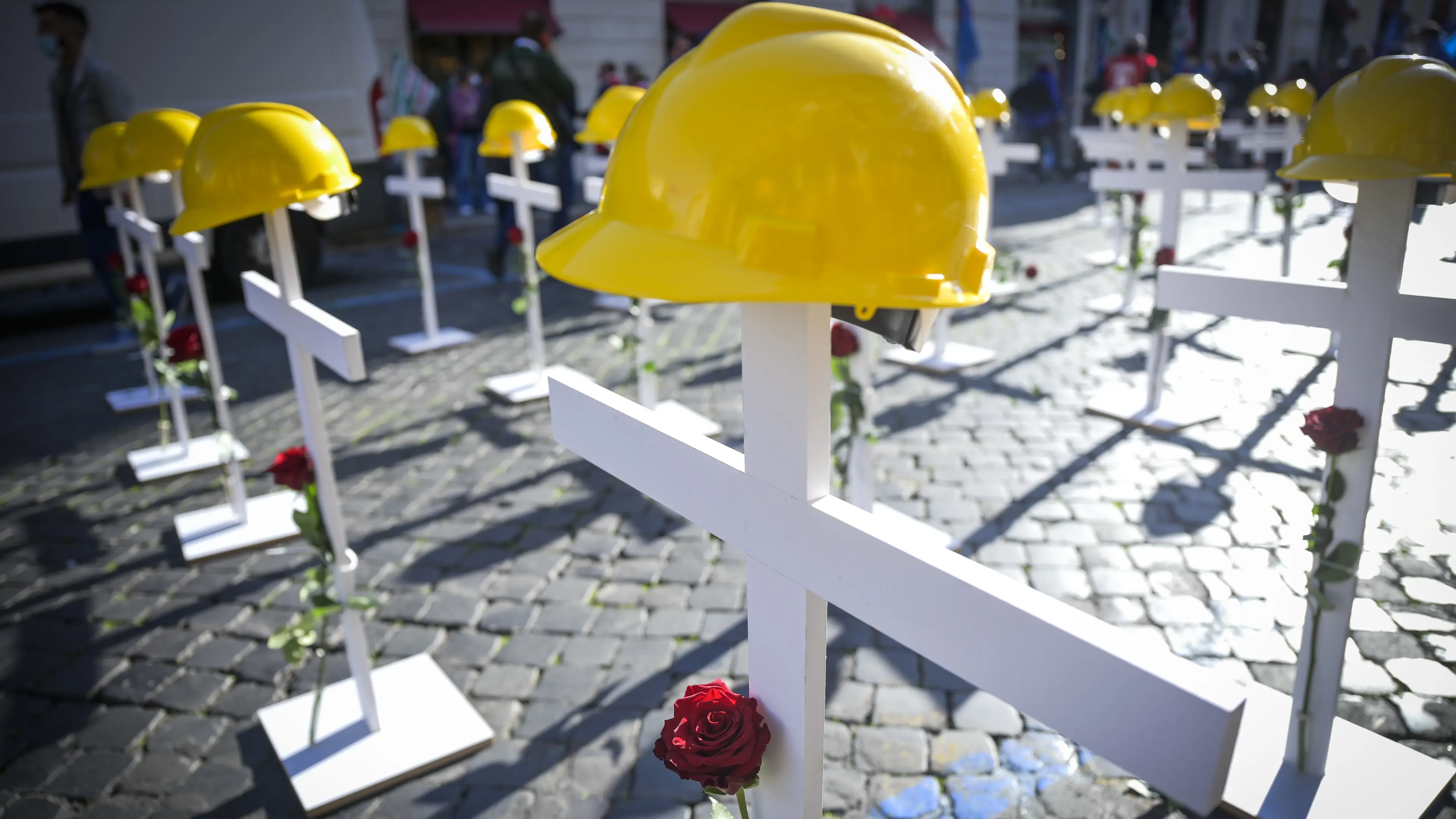 Arezzo, muore operaio in cantiere per una caduta dall’alto