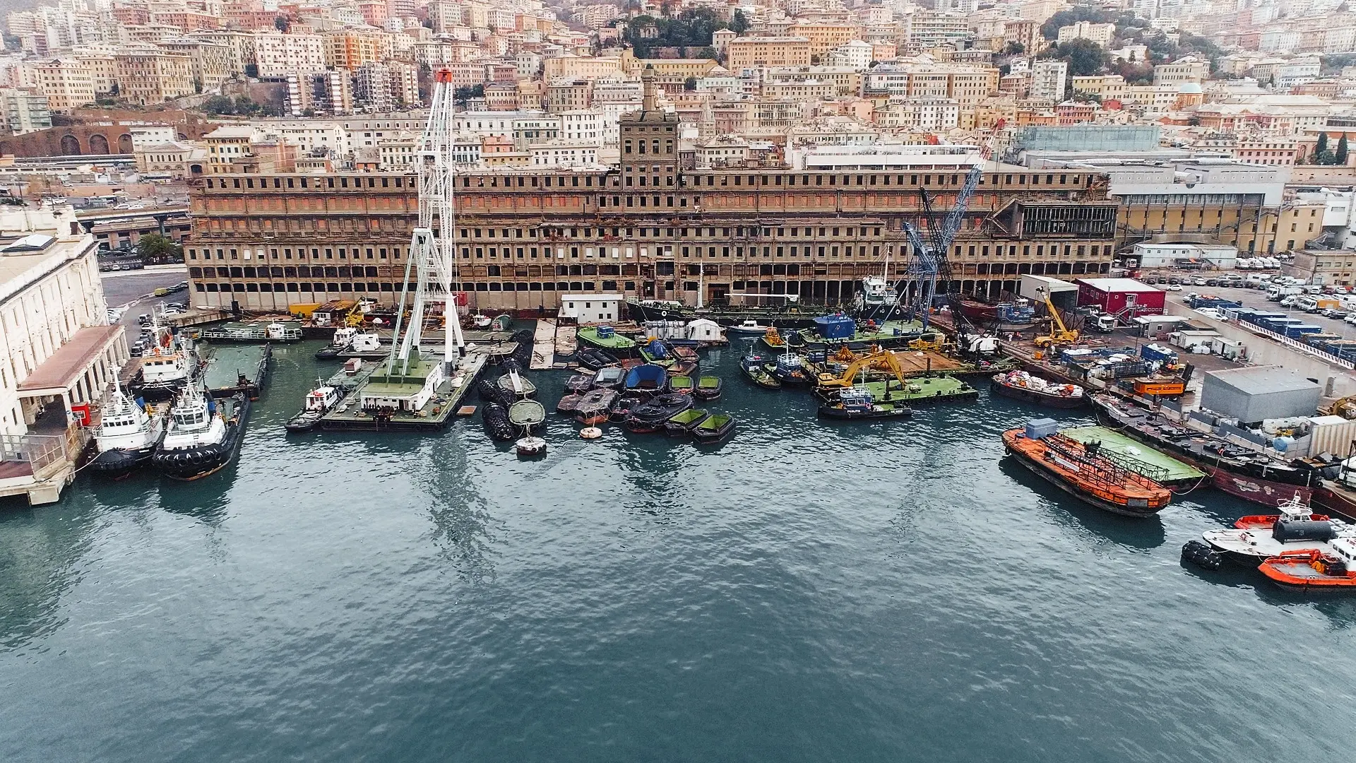 Muore operaio in appalto al porto di Genova. Sciopero unitario alle riparazioni navali