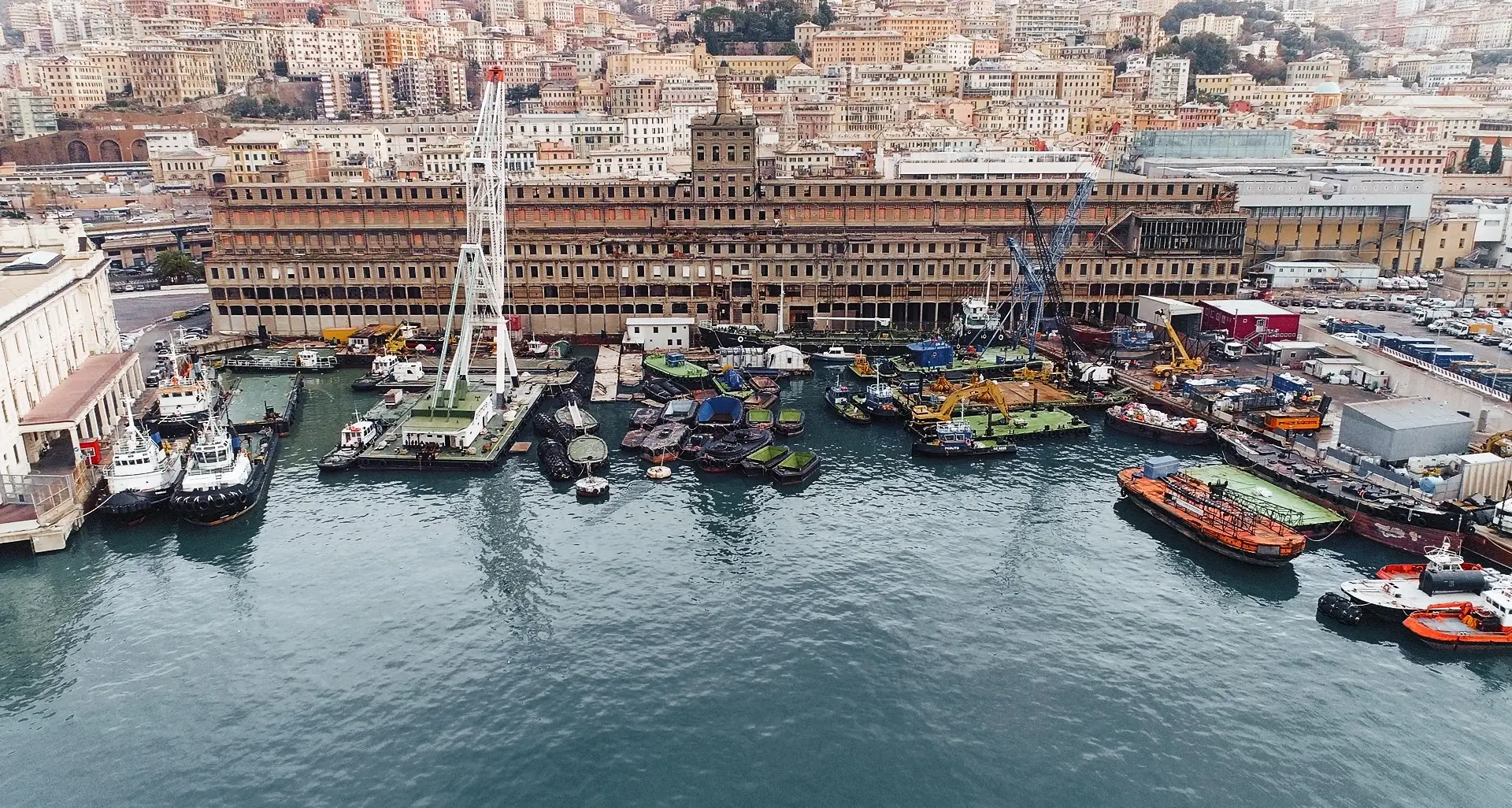 Muore operaio in appalto al porto di Genova. Sciopero unitario alle riparazioni navali