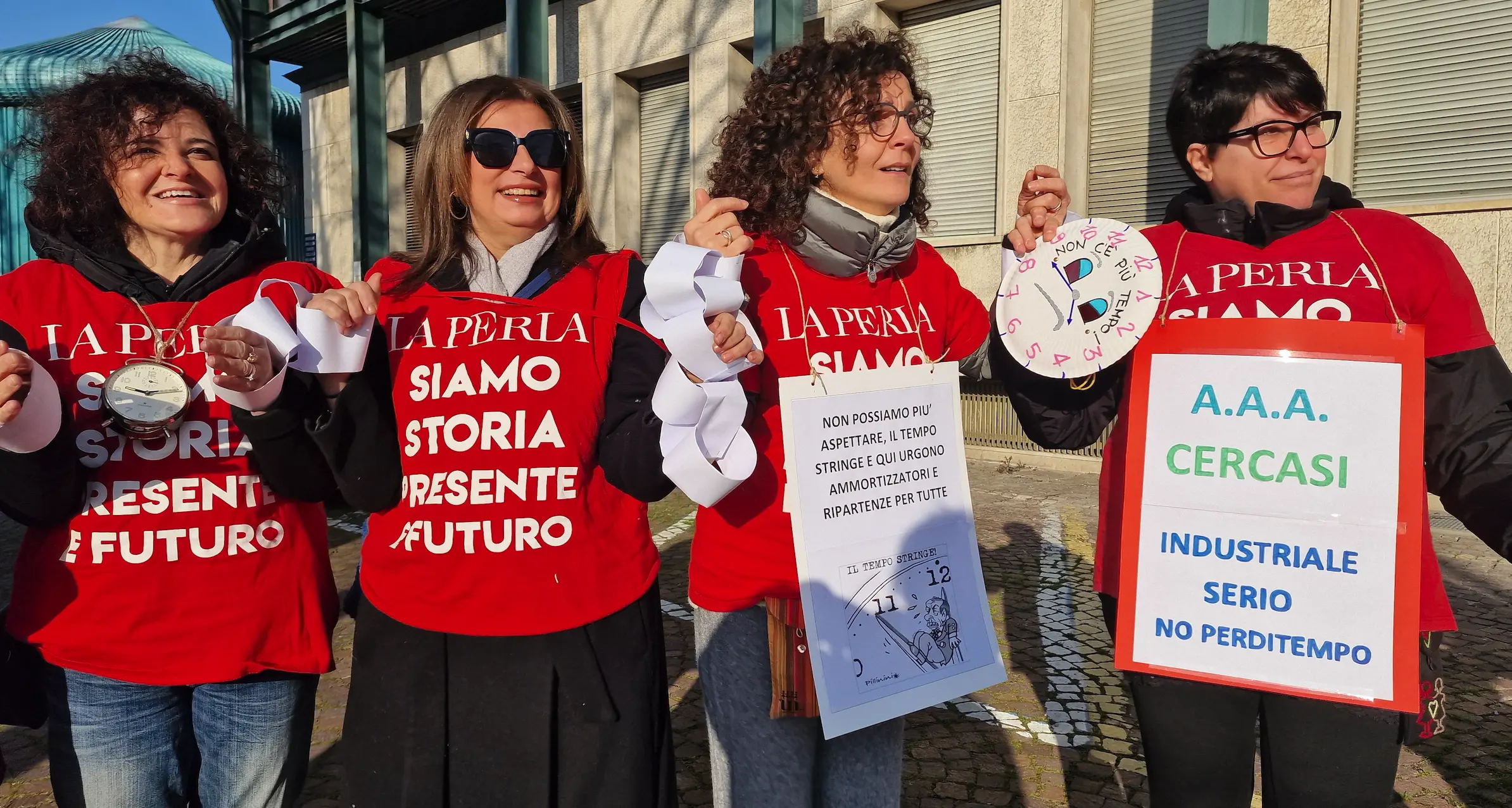 A Bologna sit-in La Perla per chiedere un futuro per 50 lavoratrici