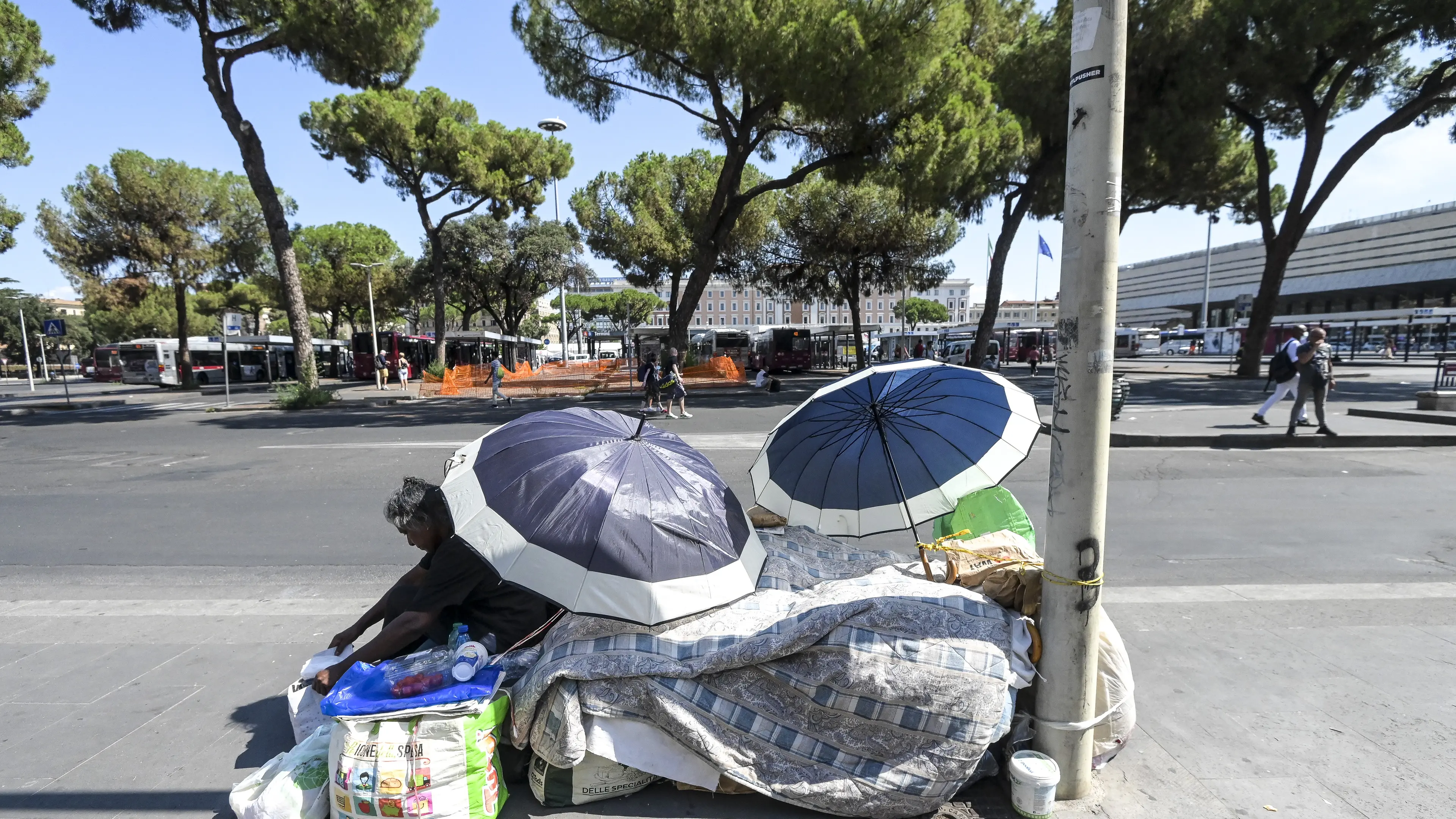 Soli e invisibili, i senzatetto alla stazione Termini