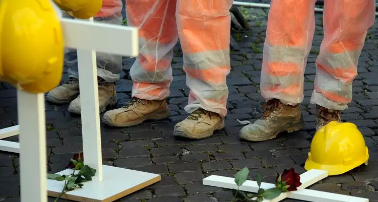 Schiacciato da una gru, morto operaio a Carrara