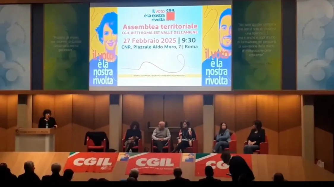 <p>Il palco dell&#39;assemblea della Cgil di Rieti Roma Est Valle dell&#39;Aniene presso il Cnr</p>\\n