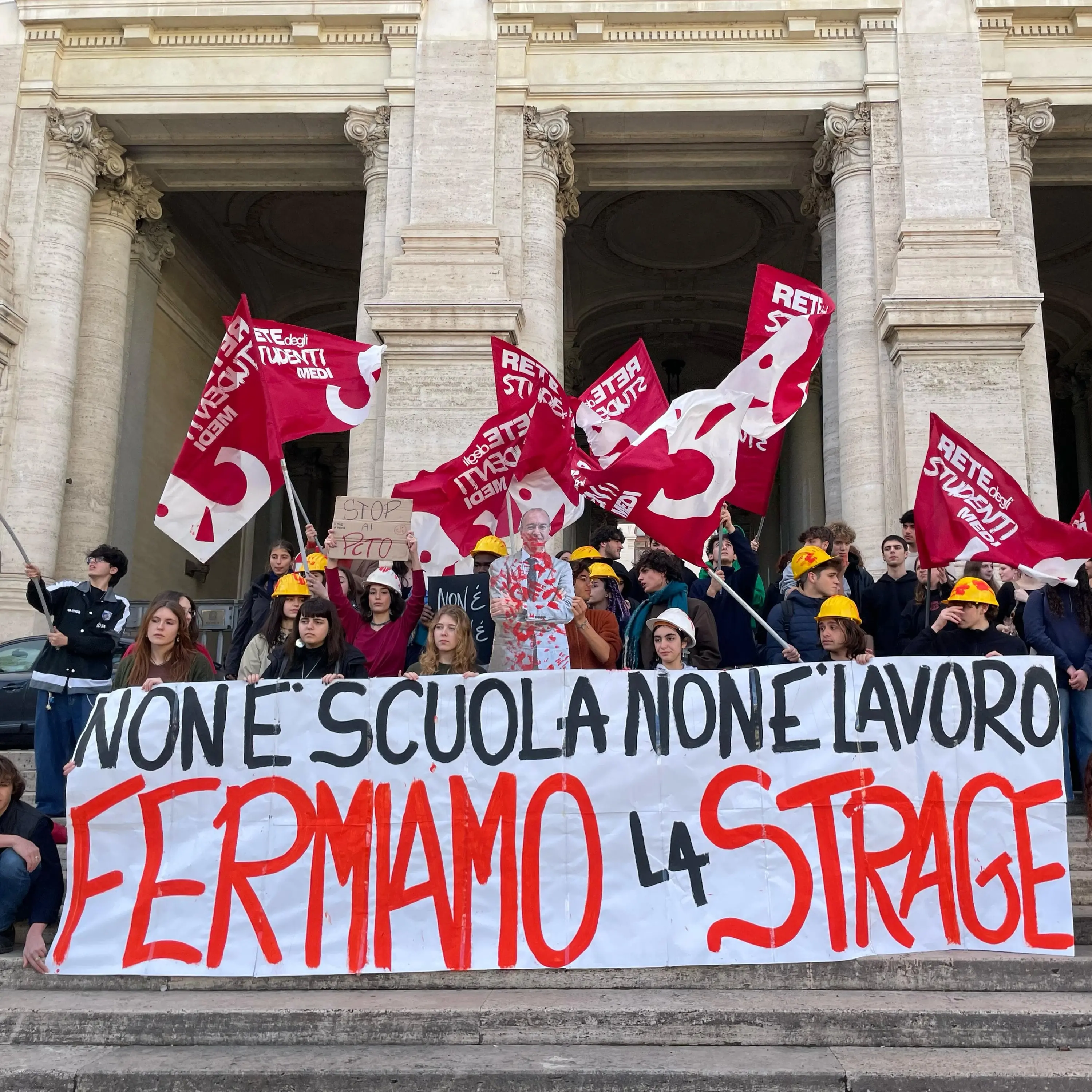 “Non è scuola, non è lavoro”: gli studenti protestano dopo l’ennesimo incidente in alternanza