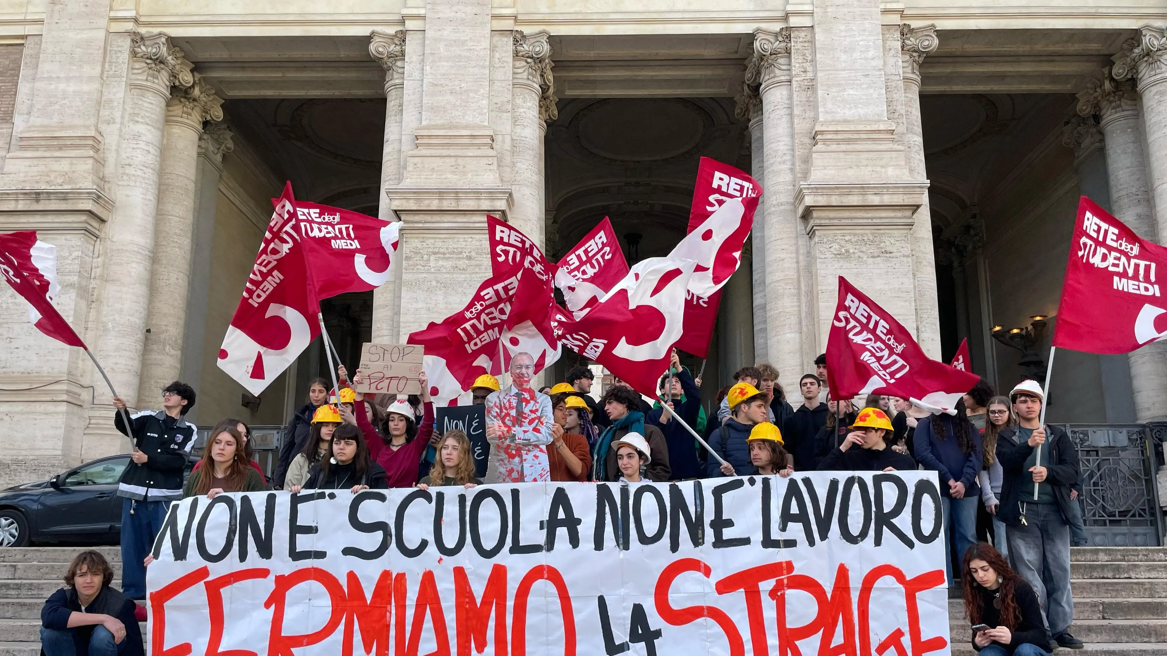 “Non è scuola, non è lavoro”: gli studenti protestano dopo l’ennesimo incidente in alternanza