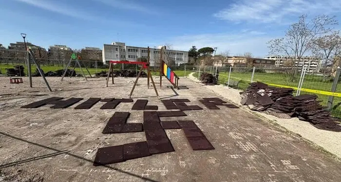 Roma, ignoti disegnano svastica e scrivono ‘Hitler’ al parco giochi. Stasera presidio antifascista