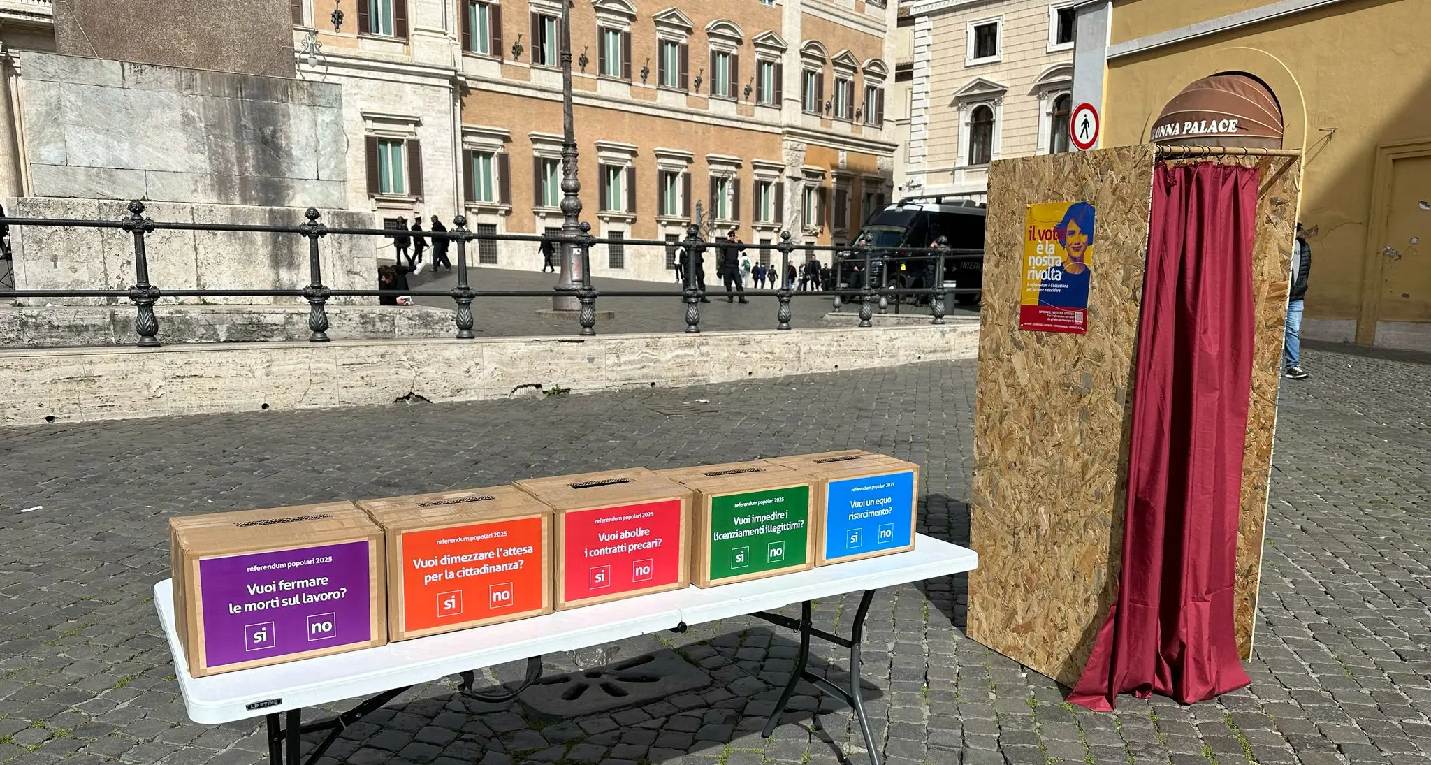 Urne elettorali, schede e matitoni in piazza Montecitorio