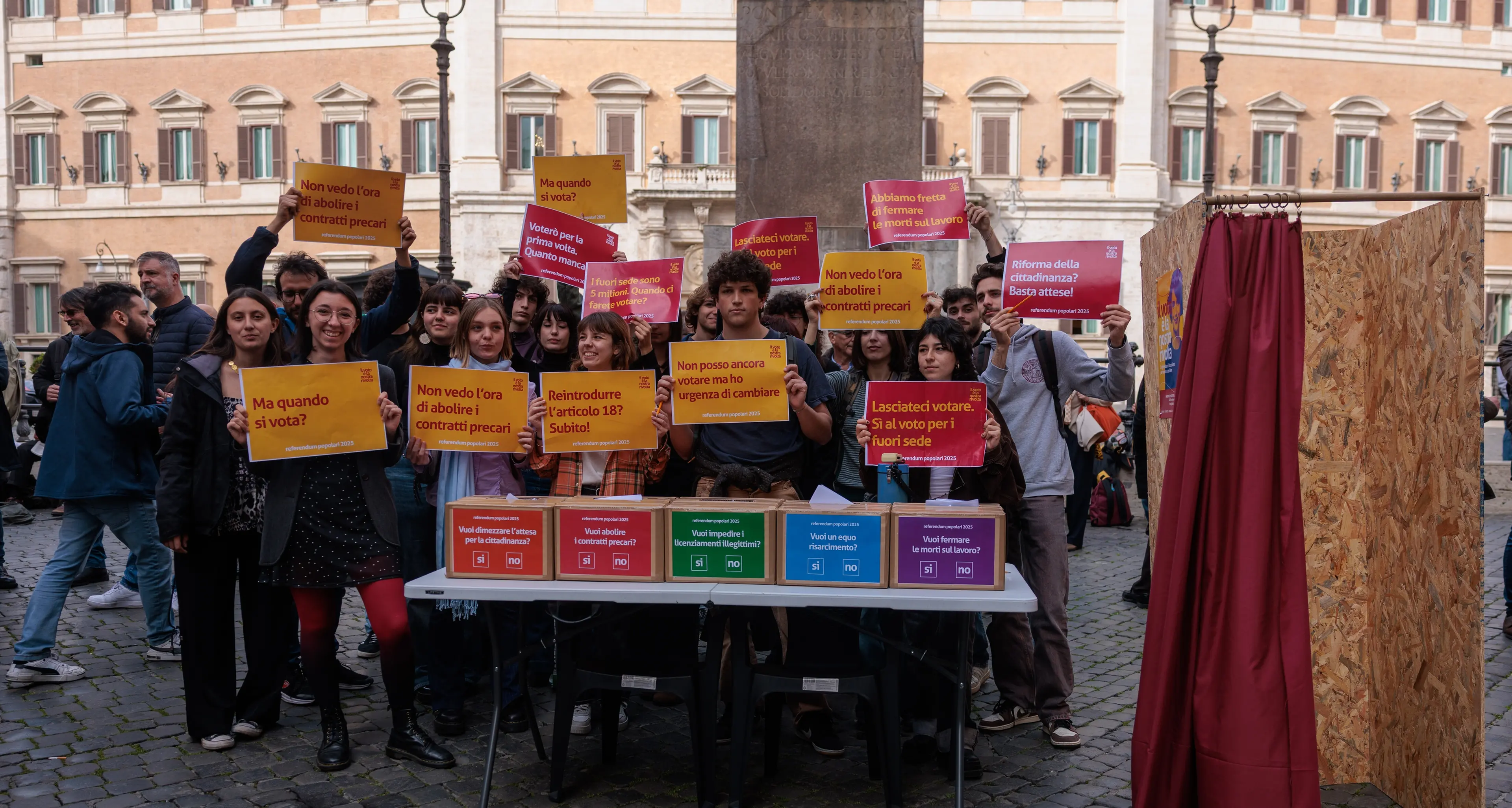 Urne elettorali, schede e matitoni in piazza Montecitorio