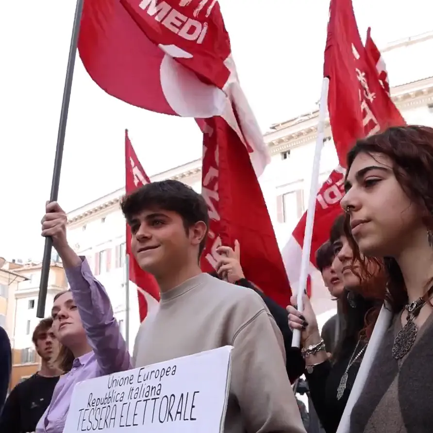 Urne elettorali, schede e matitoni in piazza Montecitorio