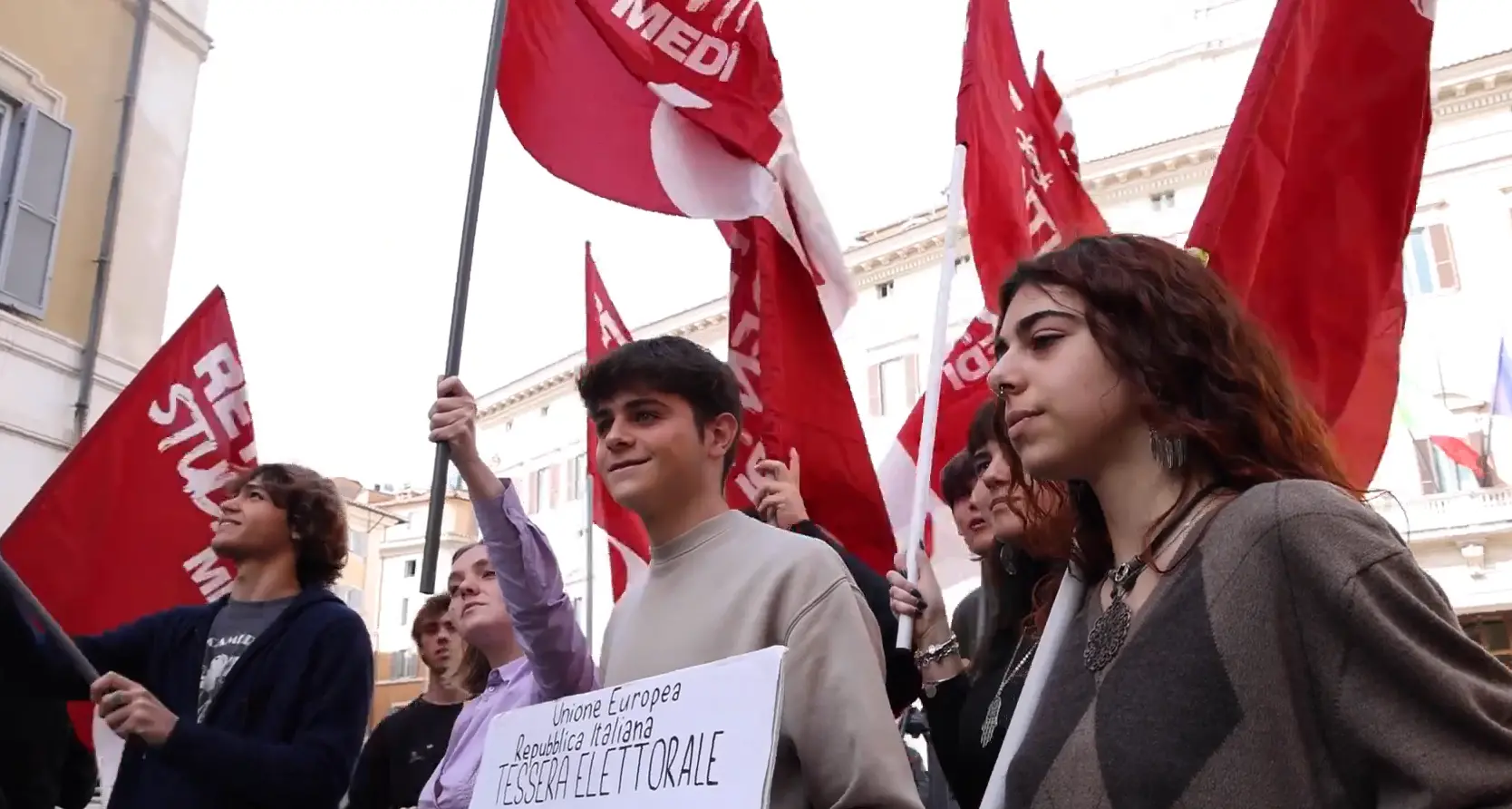 Urne elettorali, schede e matitoni in piazza Montecitorio