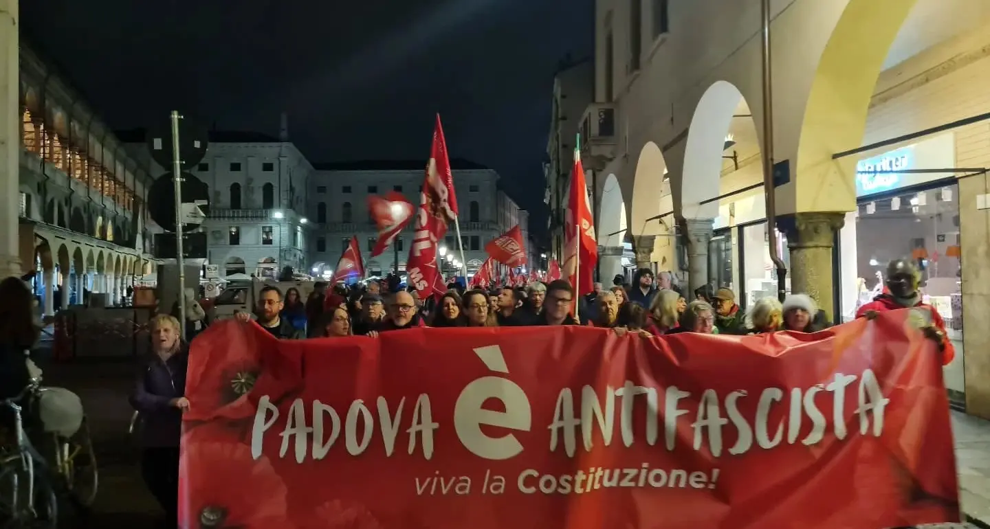 Padova è antifascista. Migliaia di persone al corteo che ha risposto a Casapound