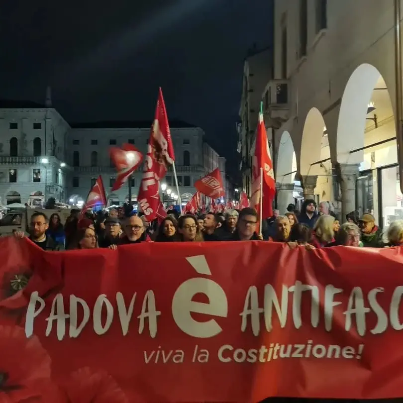 Padova è antifascista. Migliaia di persone al corteo che ha risposto a Casapound