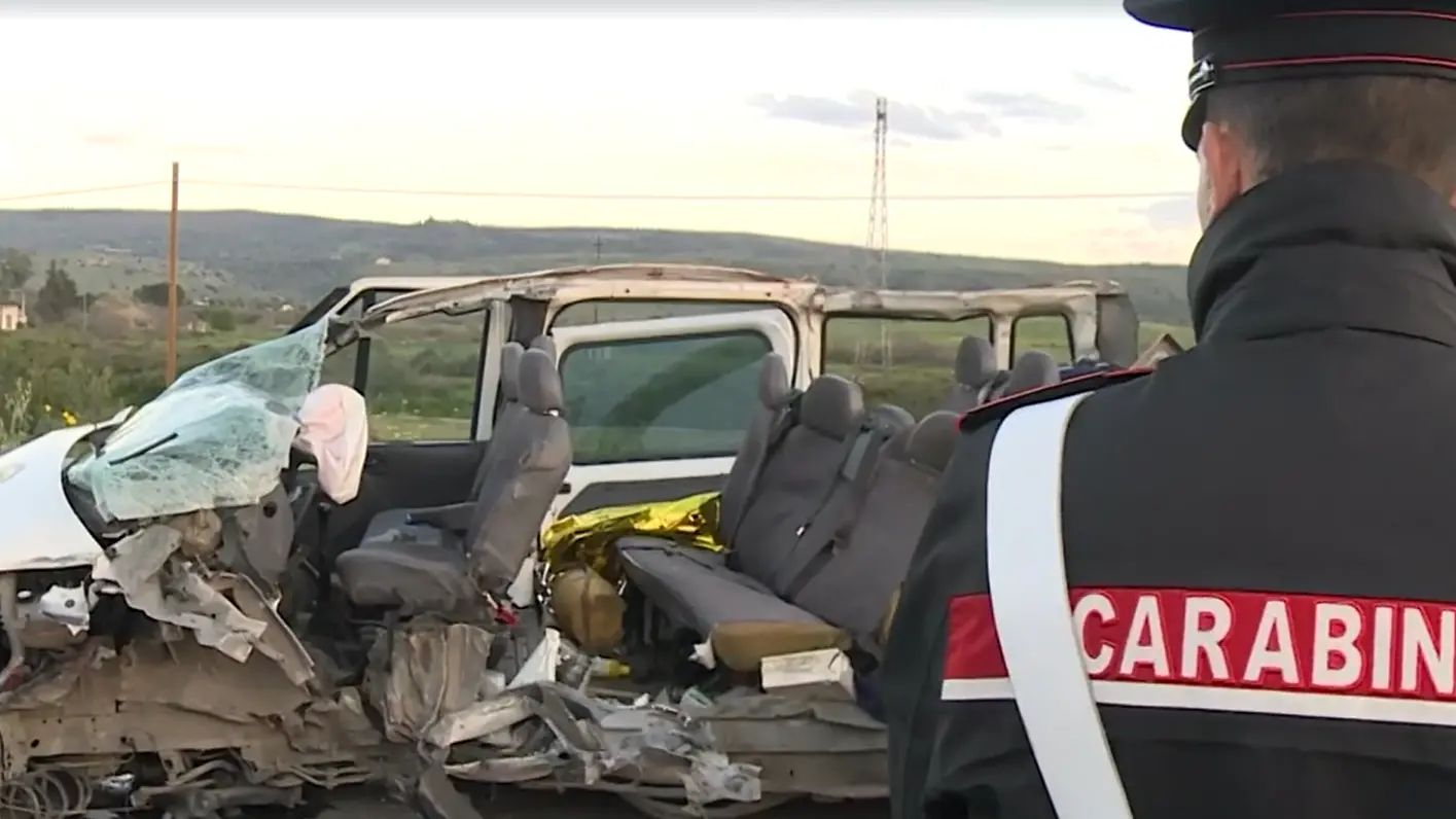 <p>Scontro tra van e furgone nel siracusano lo scorso 17 marzo: vittime tre braccianti agricoli di Adrano (Catania)</p>\\n