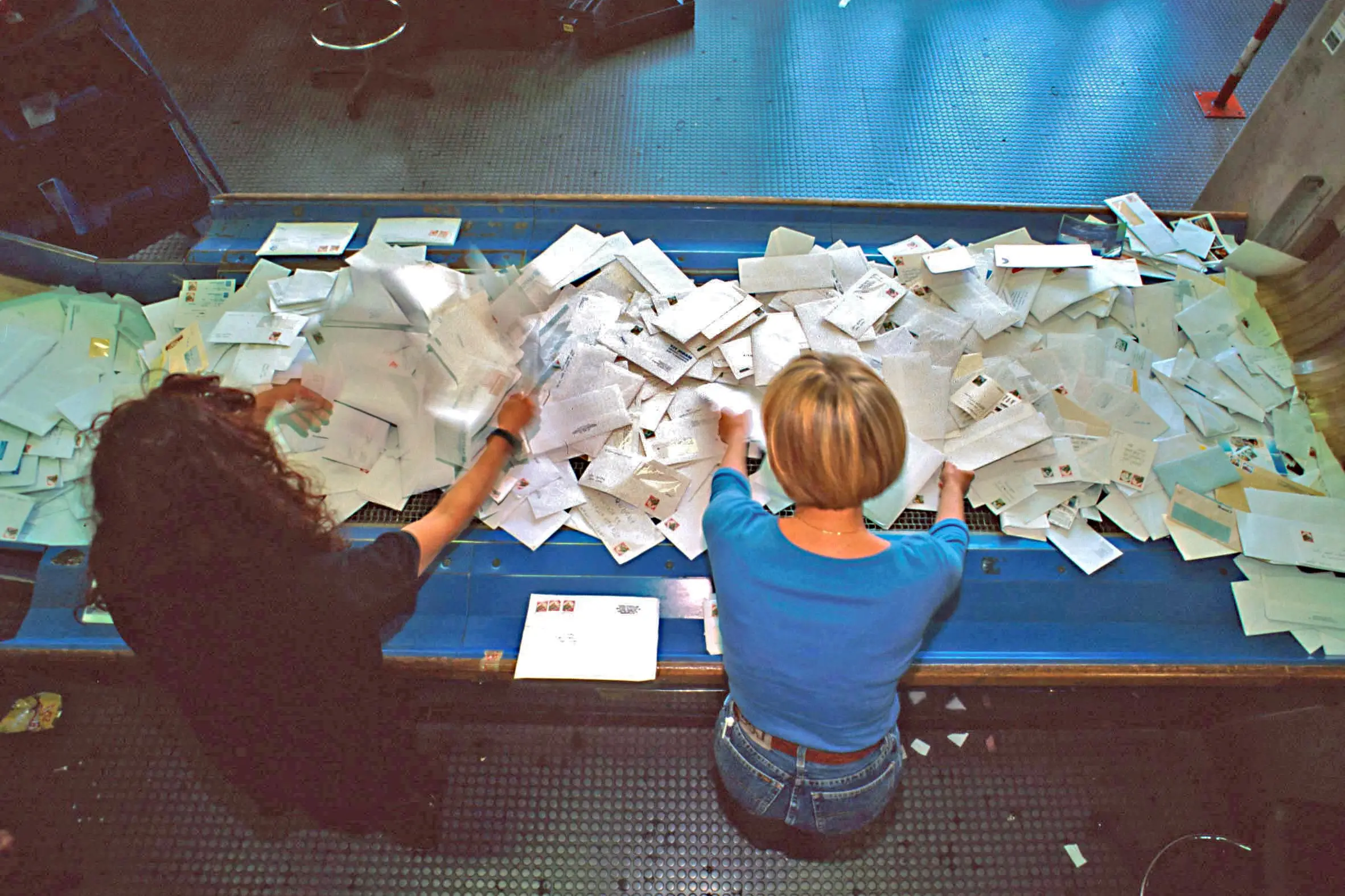 Poste, il “rosa” solo sulla carta? Madri penalizzate e allattamento a rischio