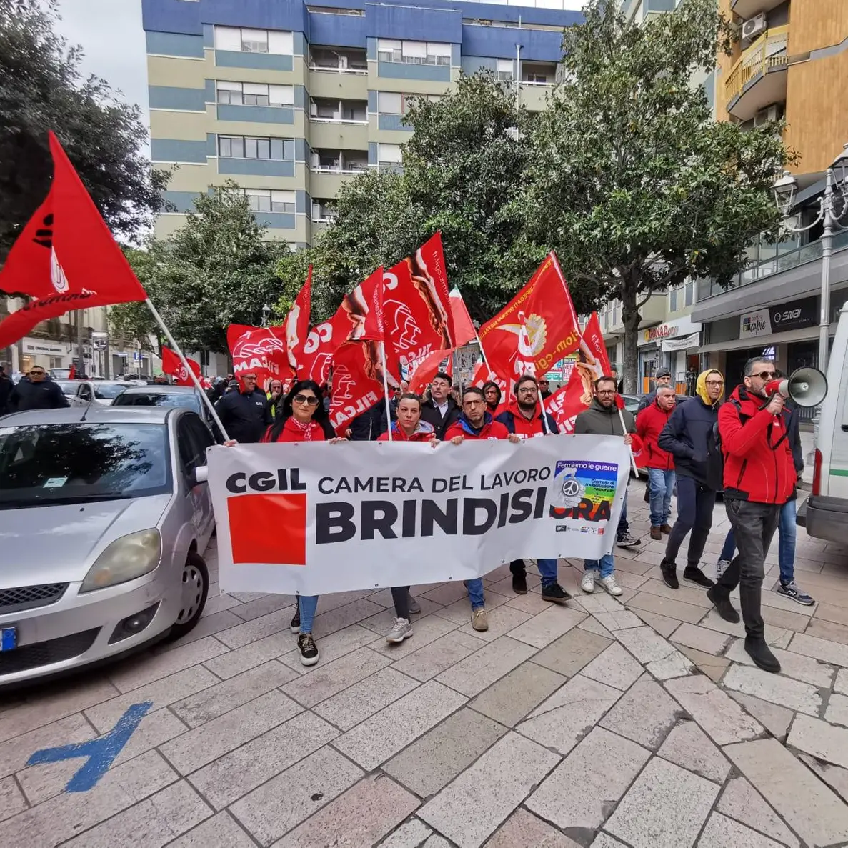 Brindisi, la Cgil guida la protesta contro la dismissione del Petrolchimico