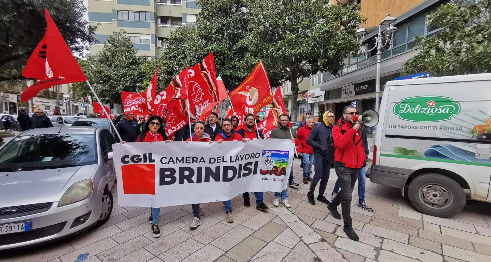 Brindisi, la Cgil guida la protesta contro la dismissione del Petrolchimico