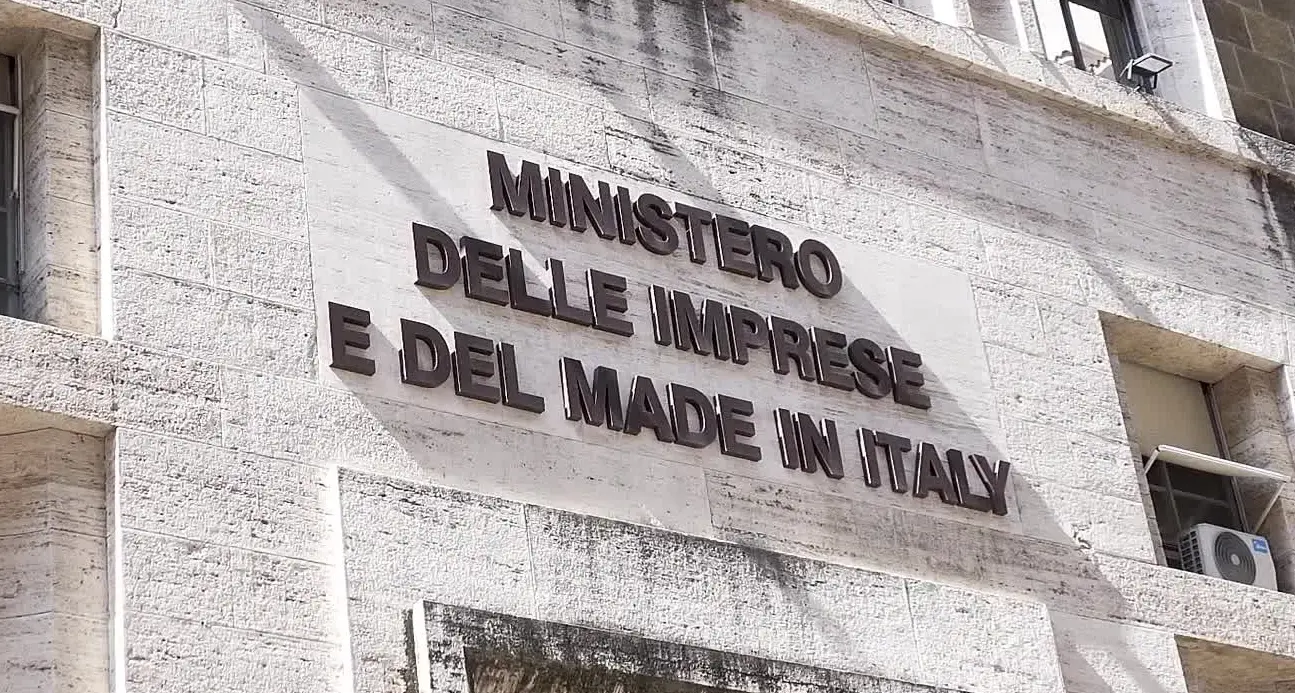 Lavoro nero nella moda, sindacati esclusi dal tavolo Mimit