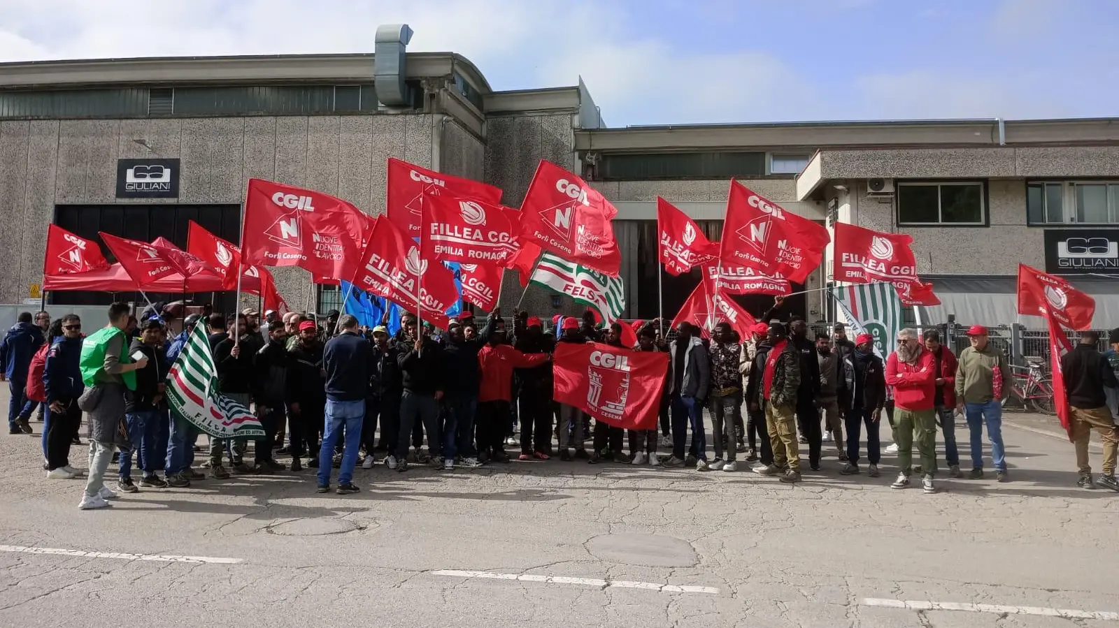 Giuliani Arredamenti, 120 precari e 11 dipendenti in sciopero da tre giorni. Eccolo il lavoro che la Cgil vuole cambiare con i referendum