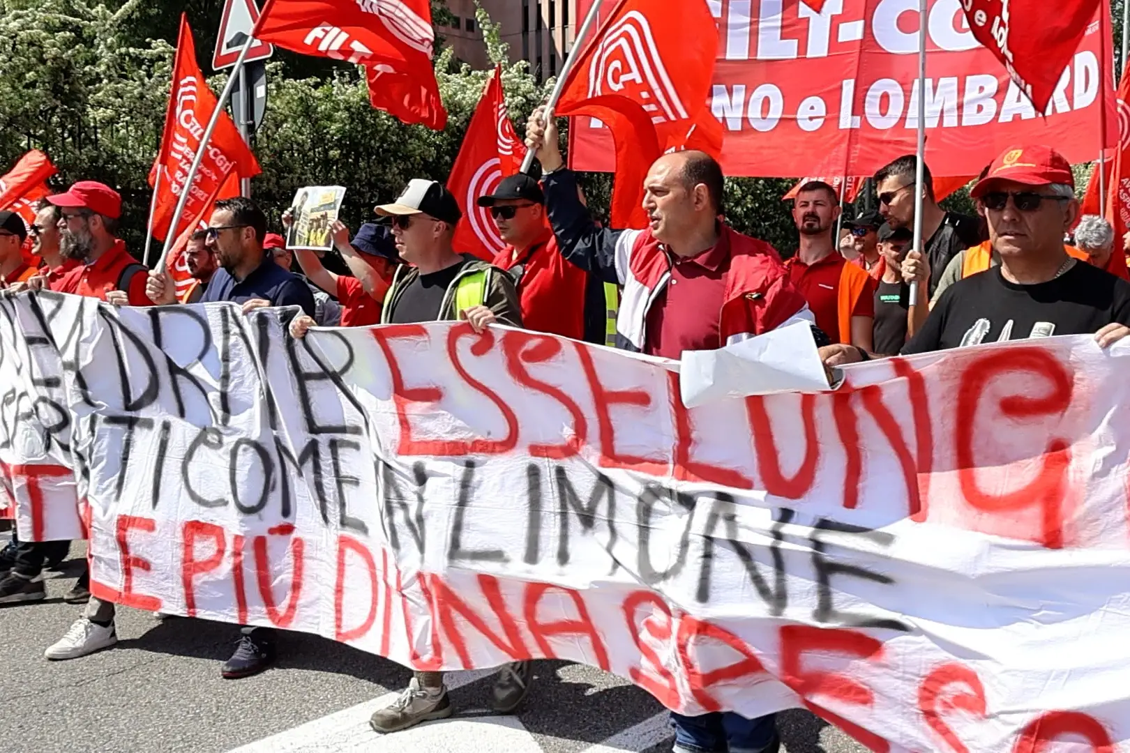 Pioltello, presidio dei driver davanti alla Esselunga: “Dottoressa Caprotti, scenda a parlare con i lavoratori”