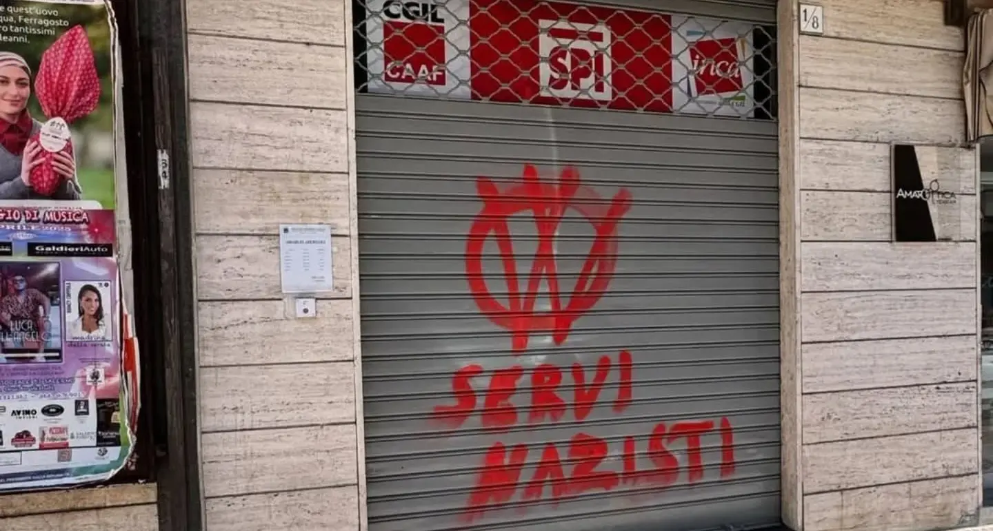 Attacco vandalico allo Spi di Salerno. “Ma non ci faremo intimidire”