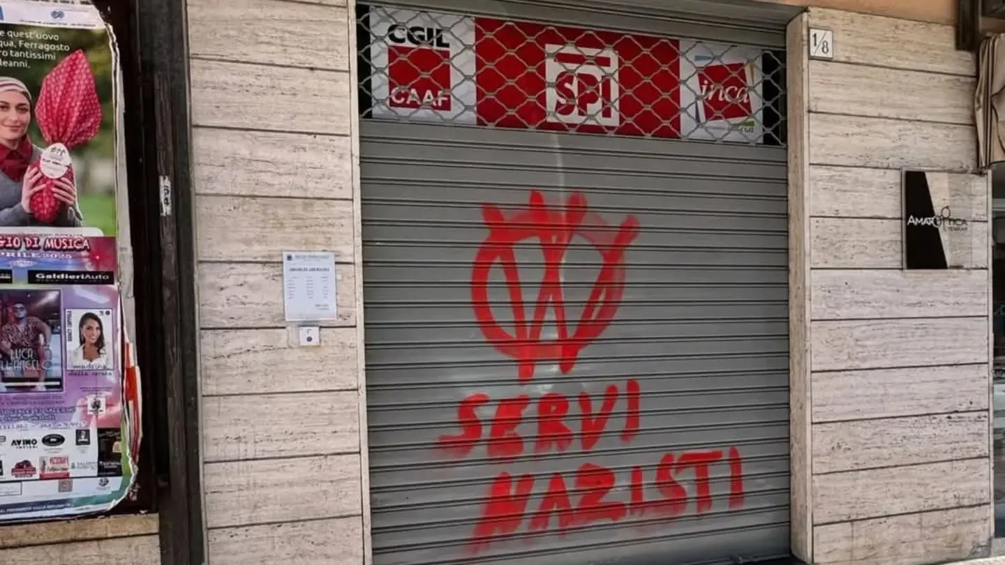 Attacco vandalico allo Spi di Salerno. “Ma non ci faremo intimidire”