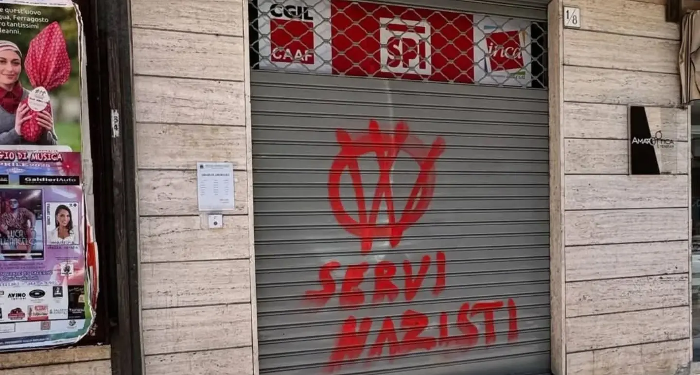 Attacco vandalico allo Spi di Salerno. “Ma non ci faremo intimidire”