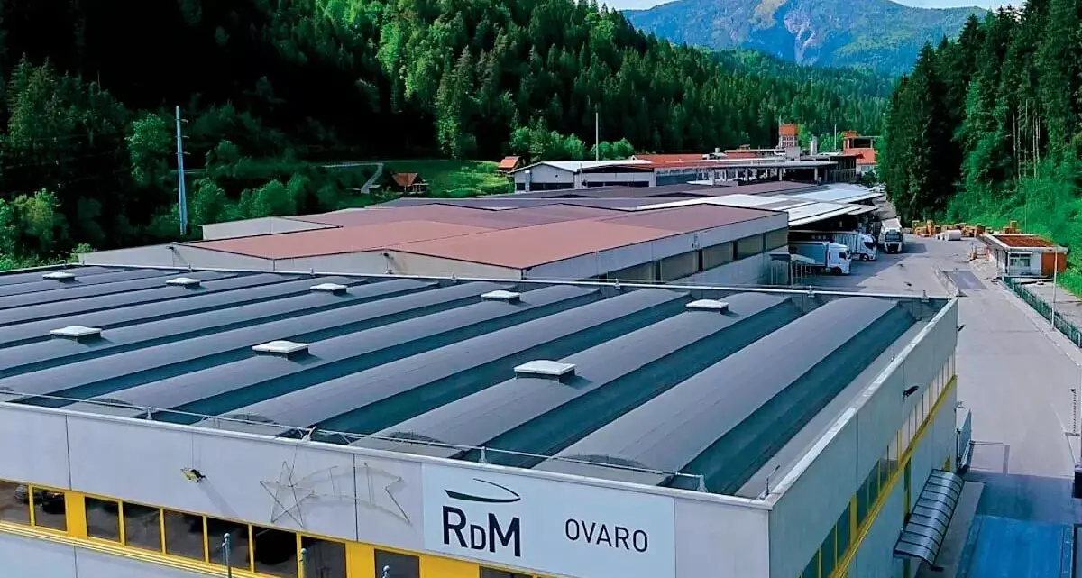Udine, morto un operaio schiacciato da una balla di carta
