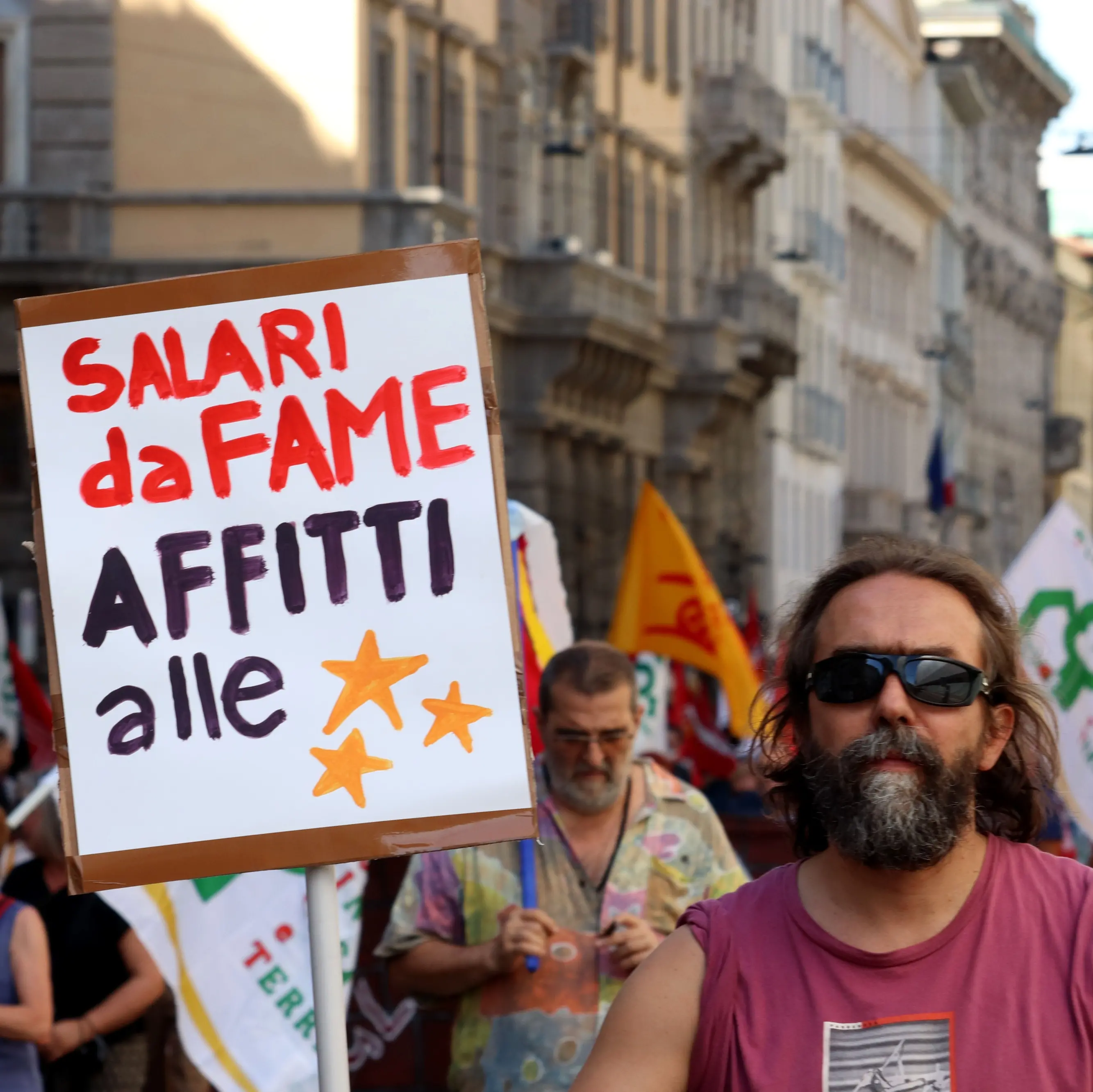 Salari bassi, retorica alta: il grande inganno del governo