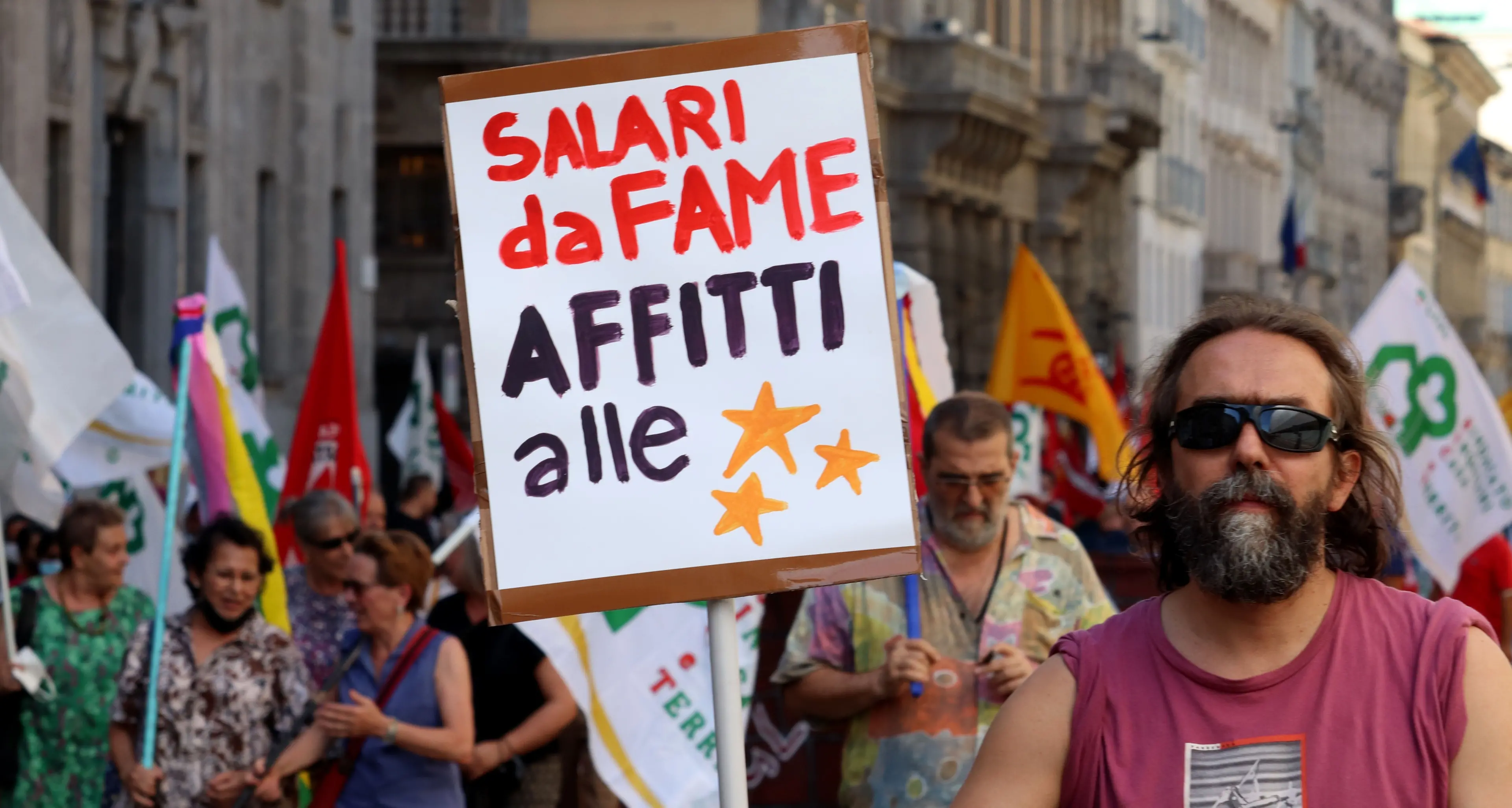 Salari bassi, retorica alta: il grande inganno del governo