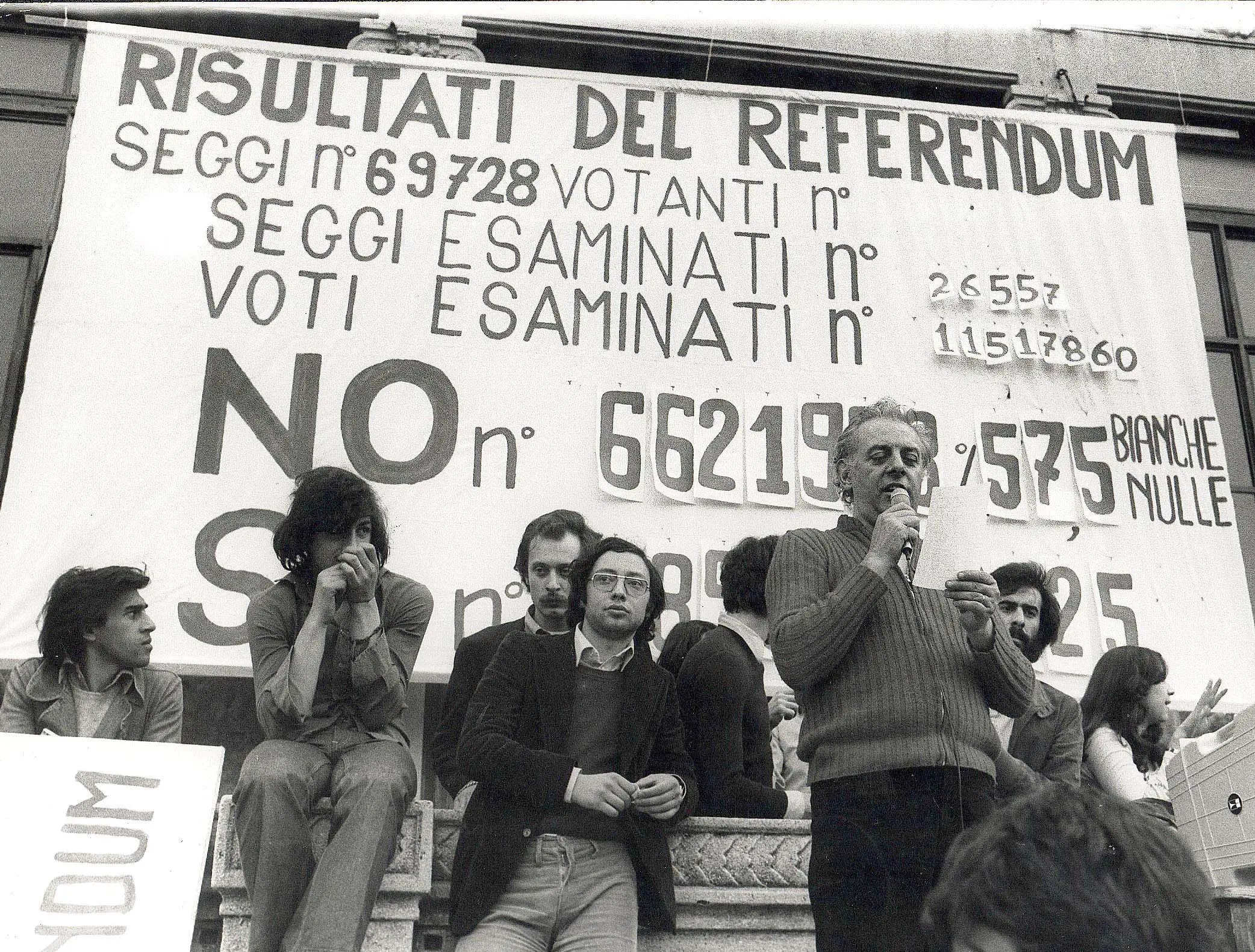MAGGIO 1974 REFERENDUM DIVORZIO DARIO FO' LEGGE ANNUNCIO PRIMI RISULTATI FOTO DI © AG.SINTESI