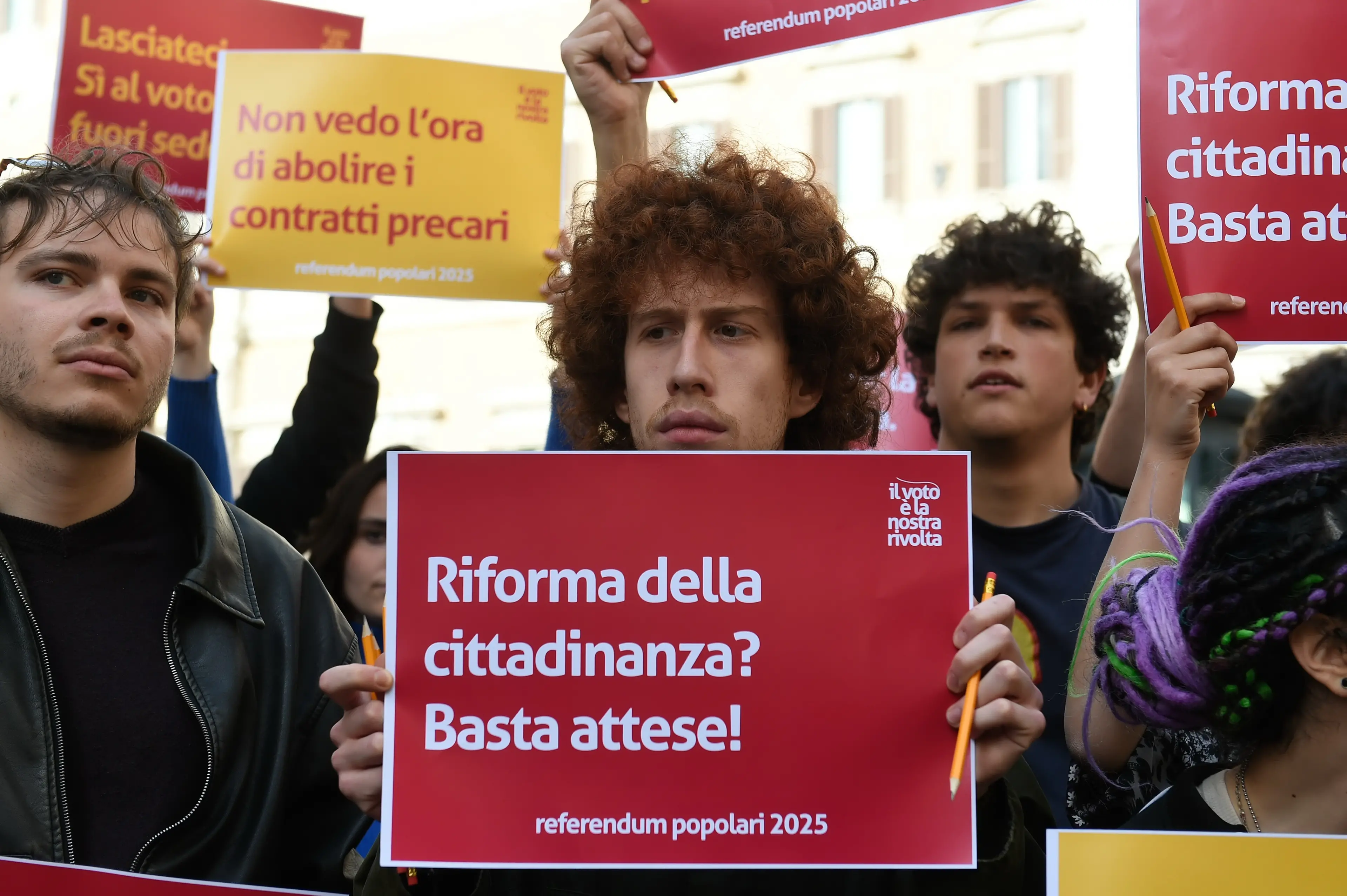PRESIDIO DEL COMITATO PROMOTORE DEI REFERENDUM MANIFESTANTE MANIFESTANTI CARTELLO CARTELLI MONTECITORIO RIFORMA DELLA CITTADINANZA? BASTA ATTESE!
