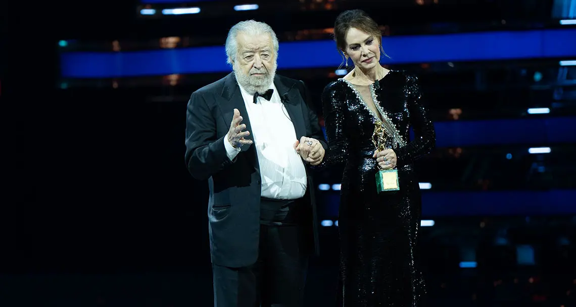 I divi protestano dal palco. Ma disertano le piazze