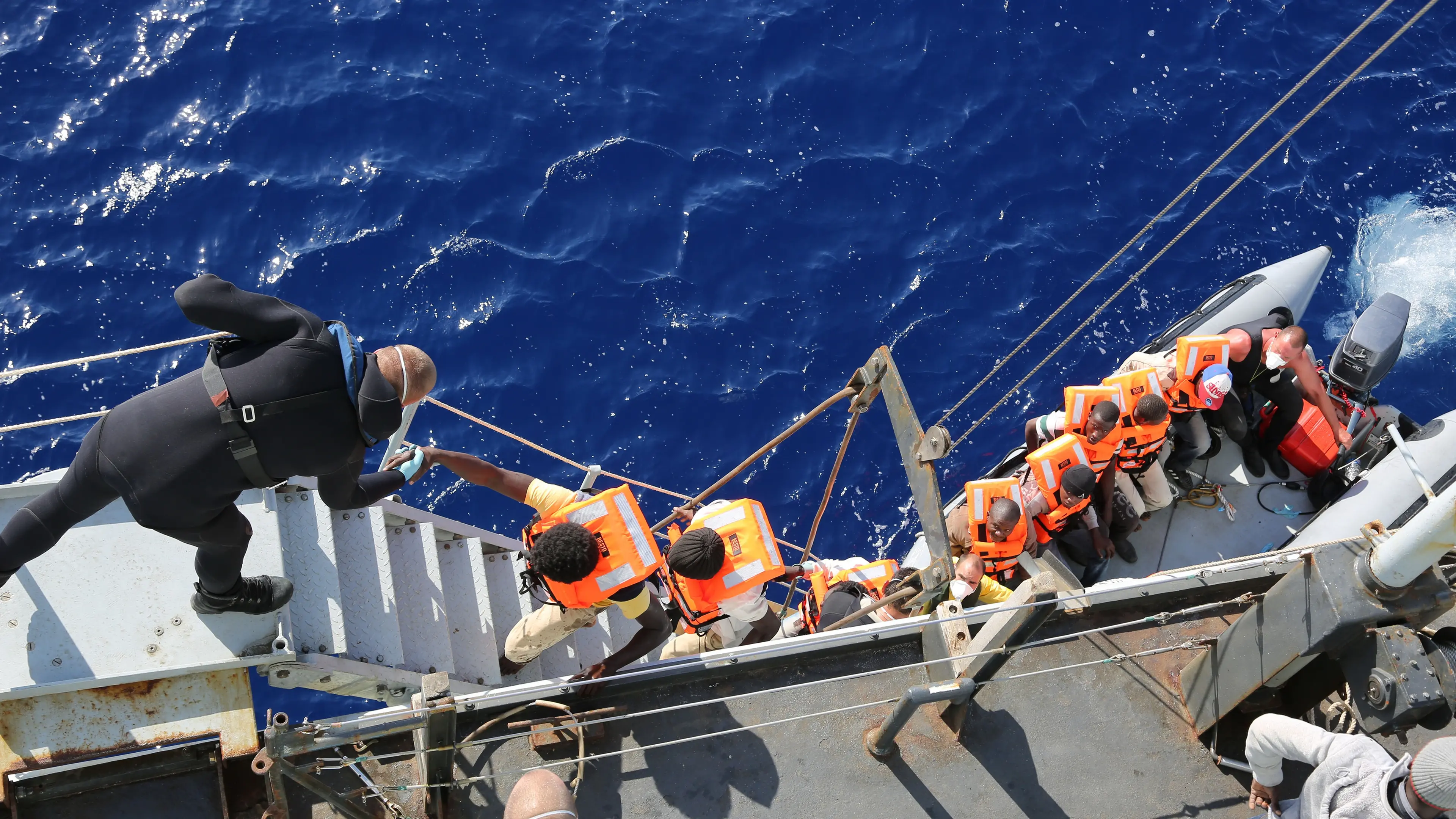 Lampedusa, due bimbi morti di fame e di sete su un gommone