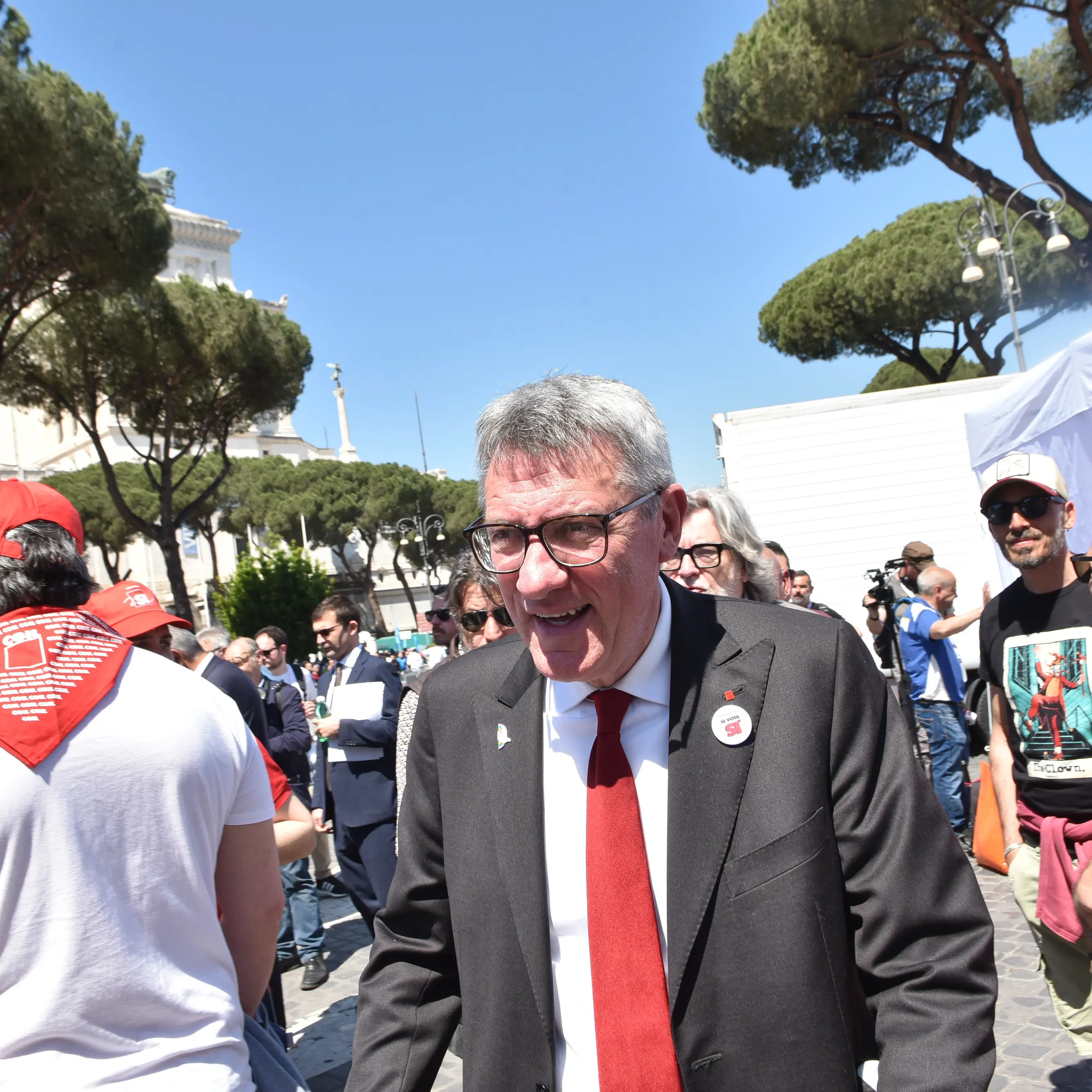 Direzione referendum: viaggio nelle Marche con Maurizio Landini