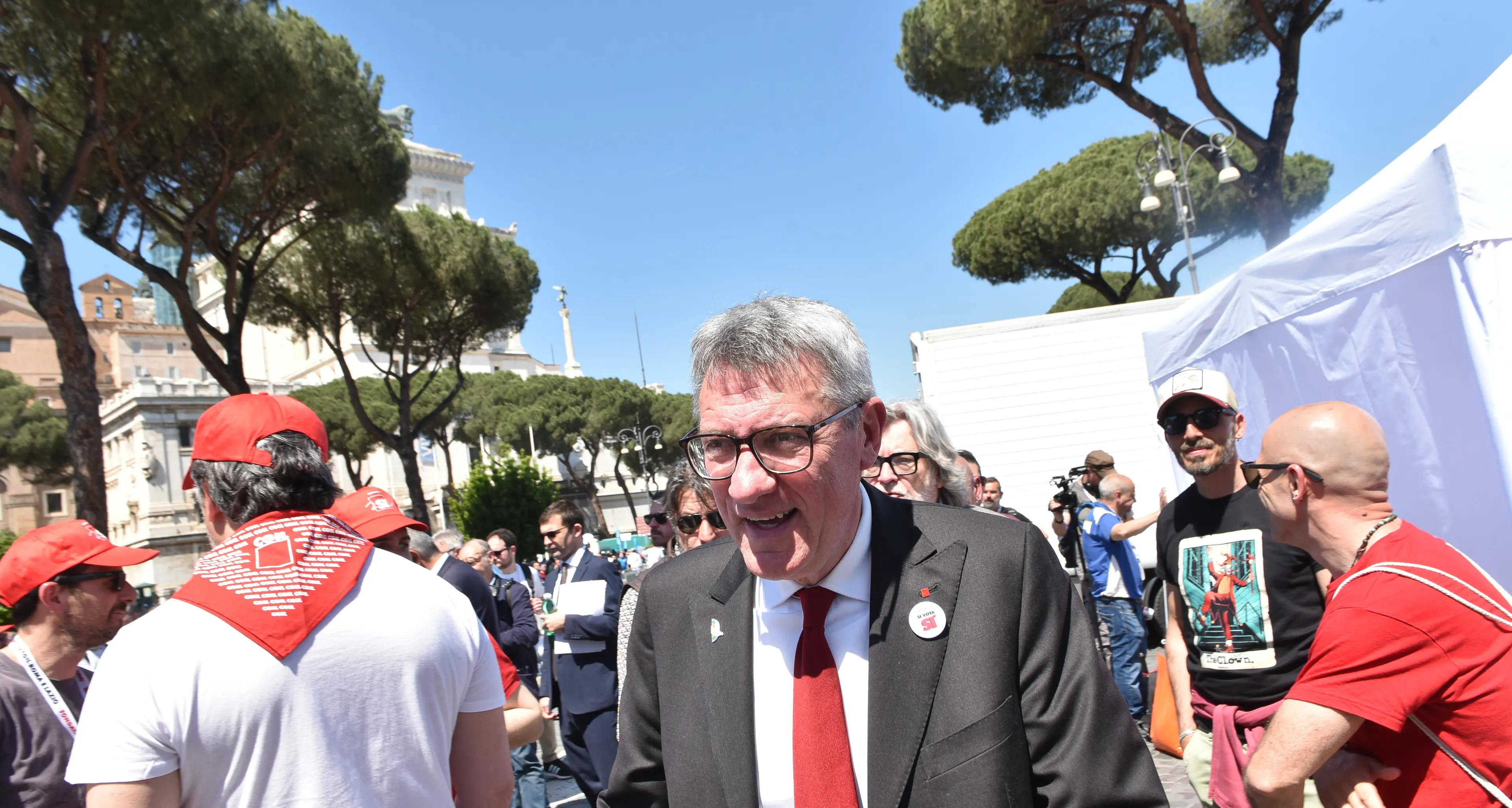 Direzione referendum: viaggio nelle Marche con Maurizio Landini