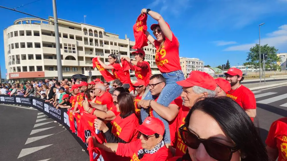 <p>Lecce, con le magliette per 5 s&igrave; al referendum durante il Giro d&#39;Italia</p>\\n