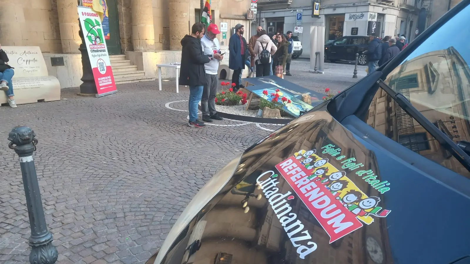 <p>Il furgone della Carovana nella tappa siciliana di Enna</p>\\n