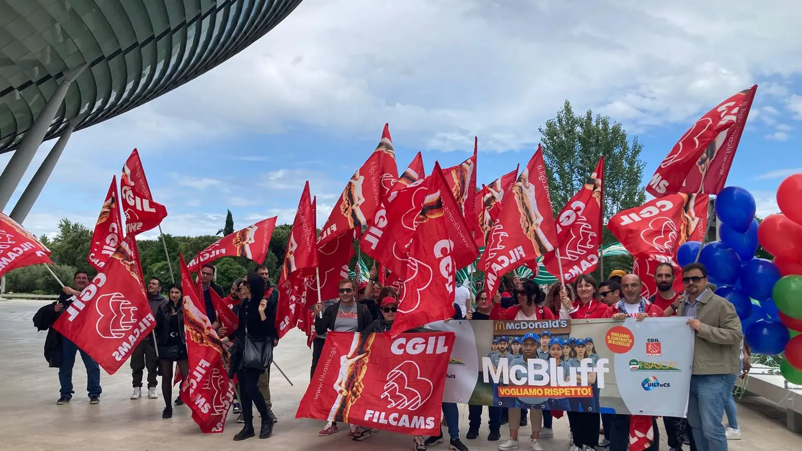 Dai rider Just-Eat solidarietà a lavoratrici e lavoratori McDonald's in sciopero