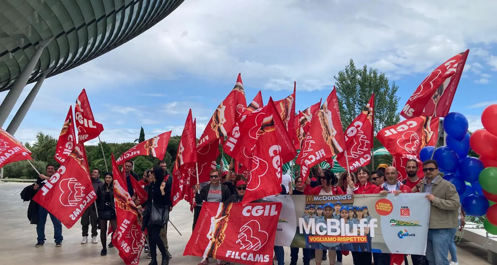 Dai rider Just-Eat solidarietà a lavoratrici e lavoratori McDonald's in sciopero