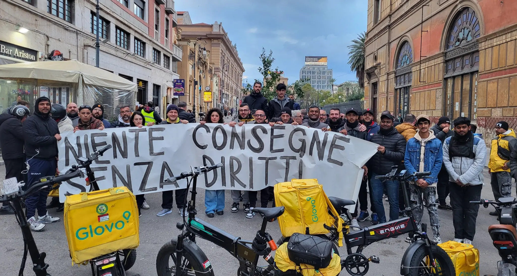 Nuova app di Glovo, protesta dei rider