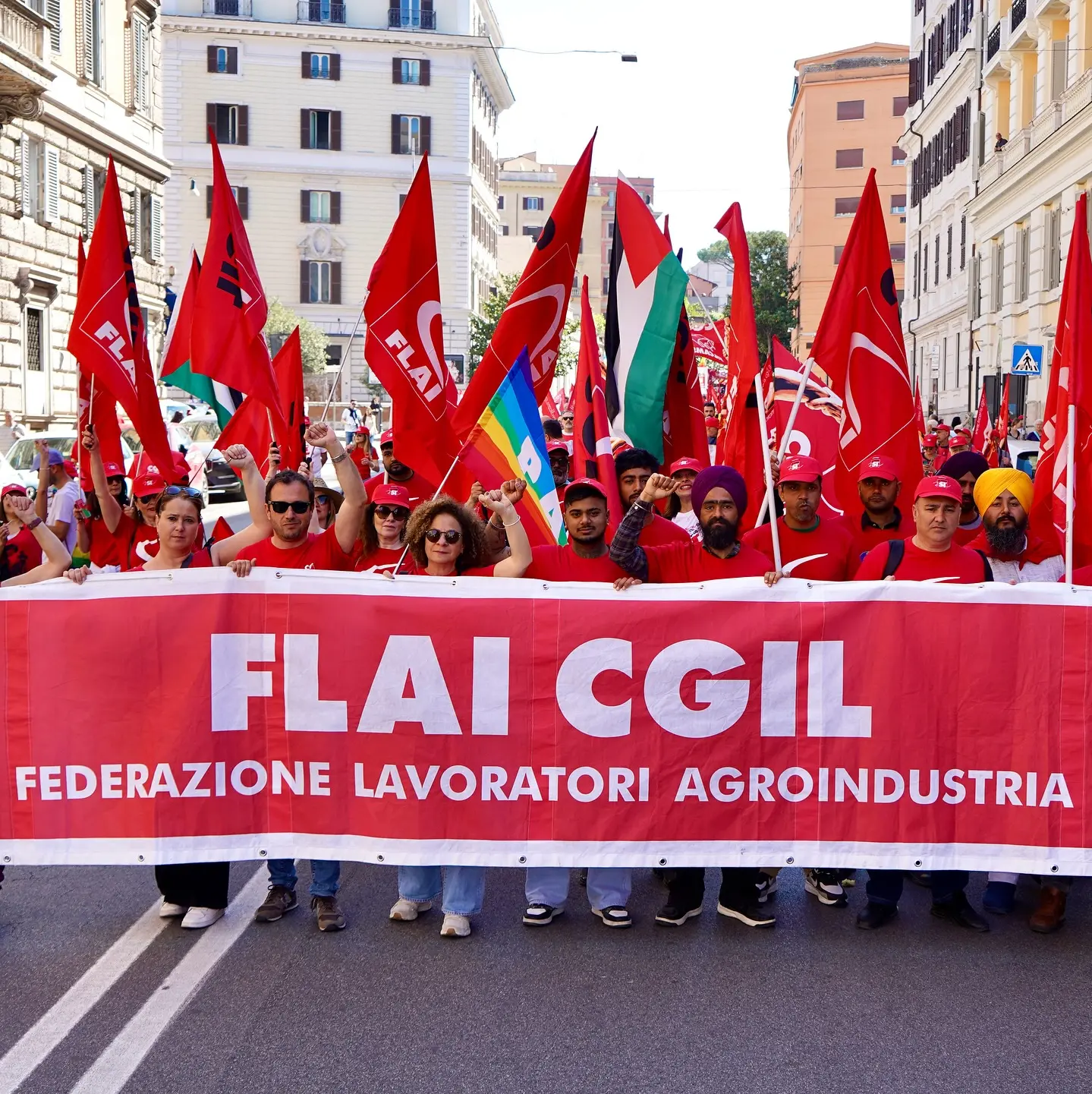 Dai campi al voto, davanti alle Prefetture per i referendum