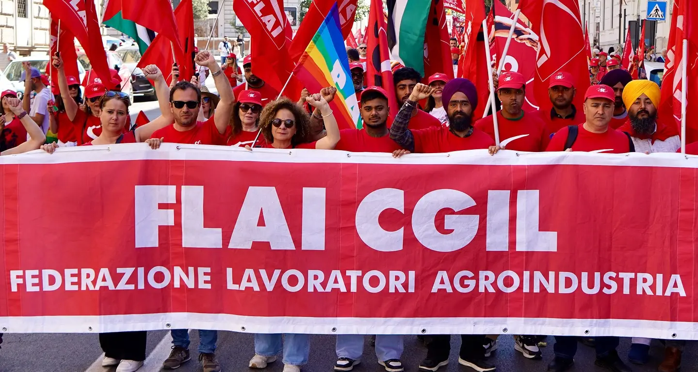 Dai campi al voto, davanti alle Prefetture per i referendum