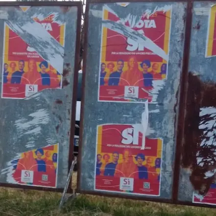 C’è chi li legge i manifesti. I fascisti li strappano. Succede a Modena in piena campagna referendaria