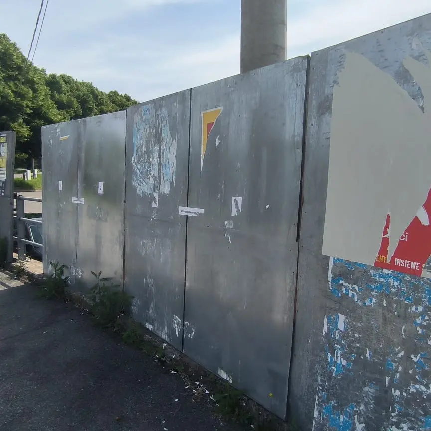 Como, ancora una volta strappati i manifesti referendari. Ma “le idee non si strappano”