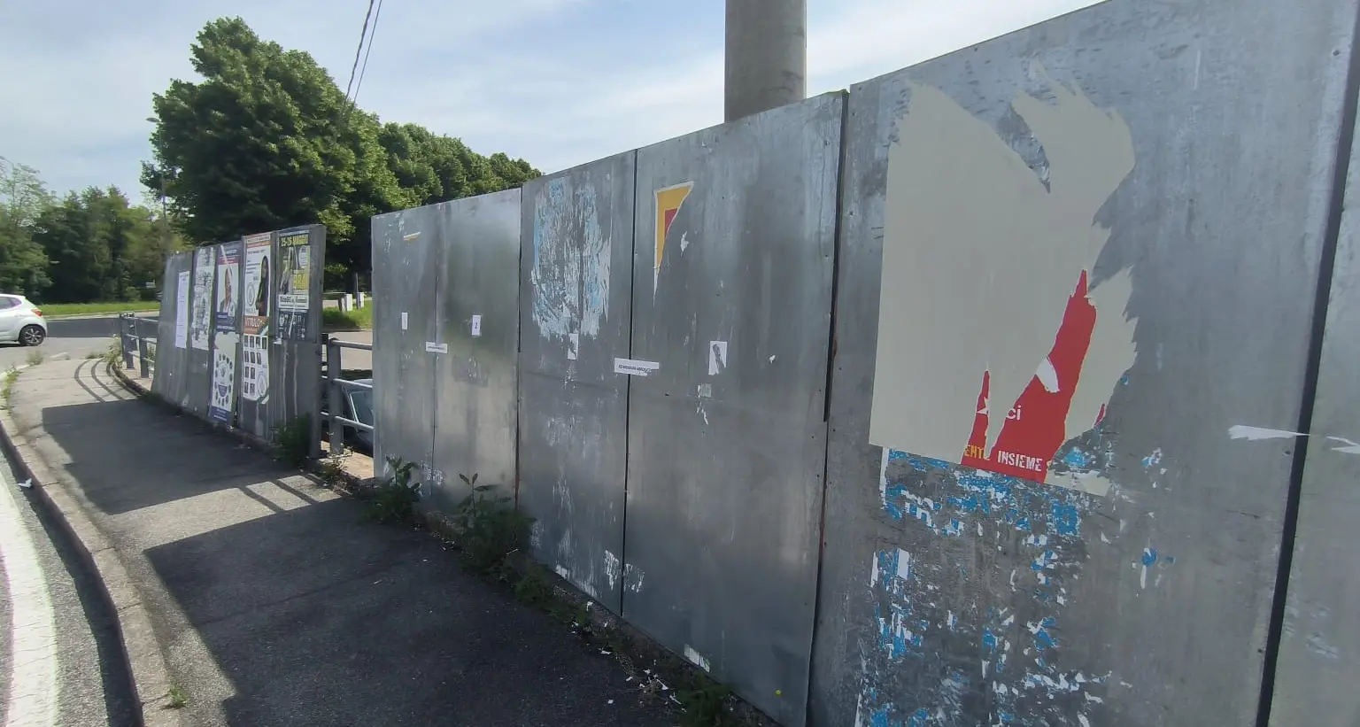 Como, ancora una volta strappati i manifesti referendari. Ma “le idee non si strappano”