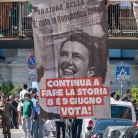 Roma, lo striscione della Cgil: “Continua a fare la Storia! Vota!”