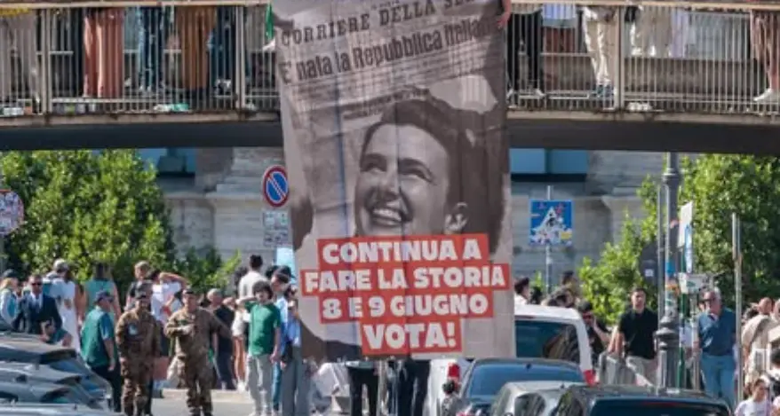 Roma, lo striscione della Cgil: “Continua a fare la Storia! Vota!”